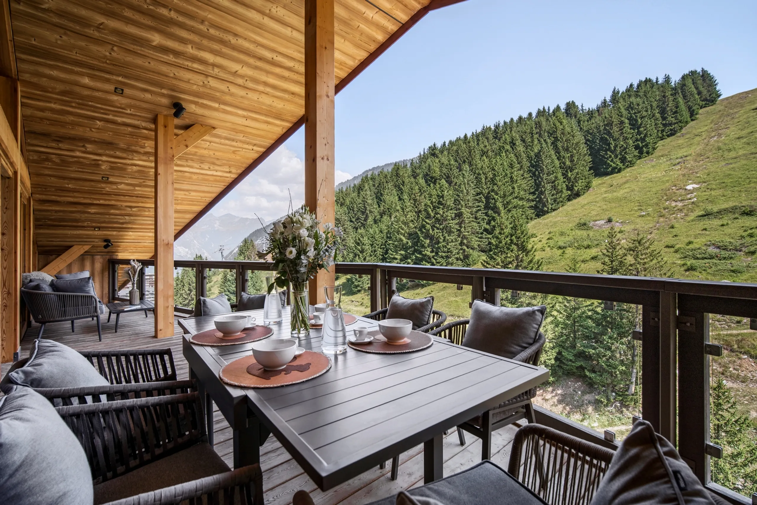 Refined Courchevel 4Bedroom Villa with Mountain Views — photograph 3