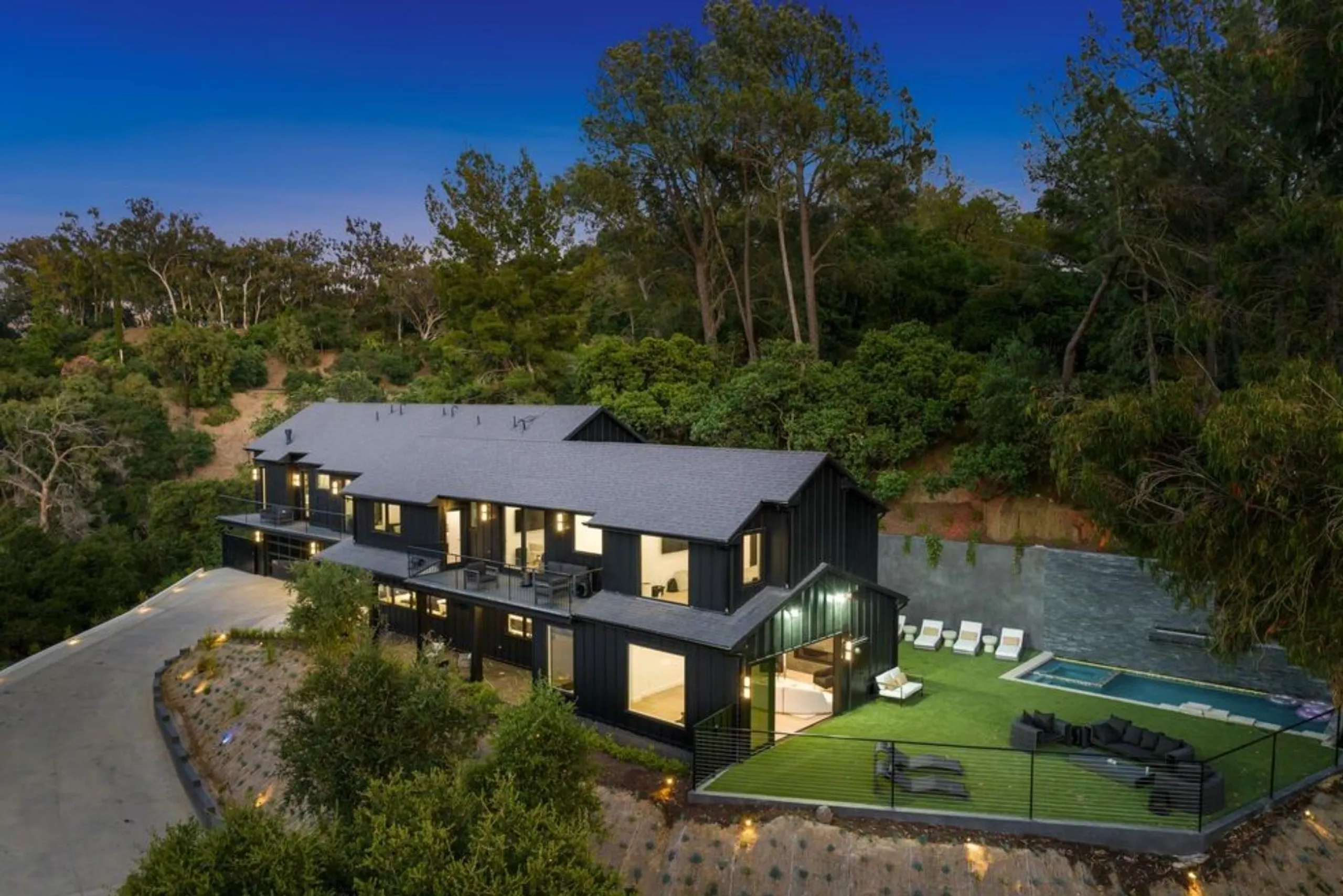 Exquisite Coldwater Canyon Sanctuary with Panoramic City & Mountain Views, Private Trails — photograph 11