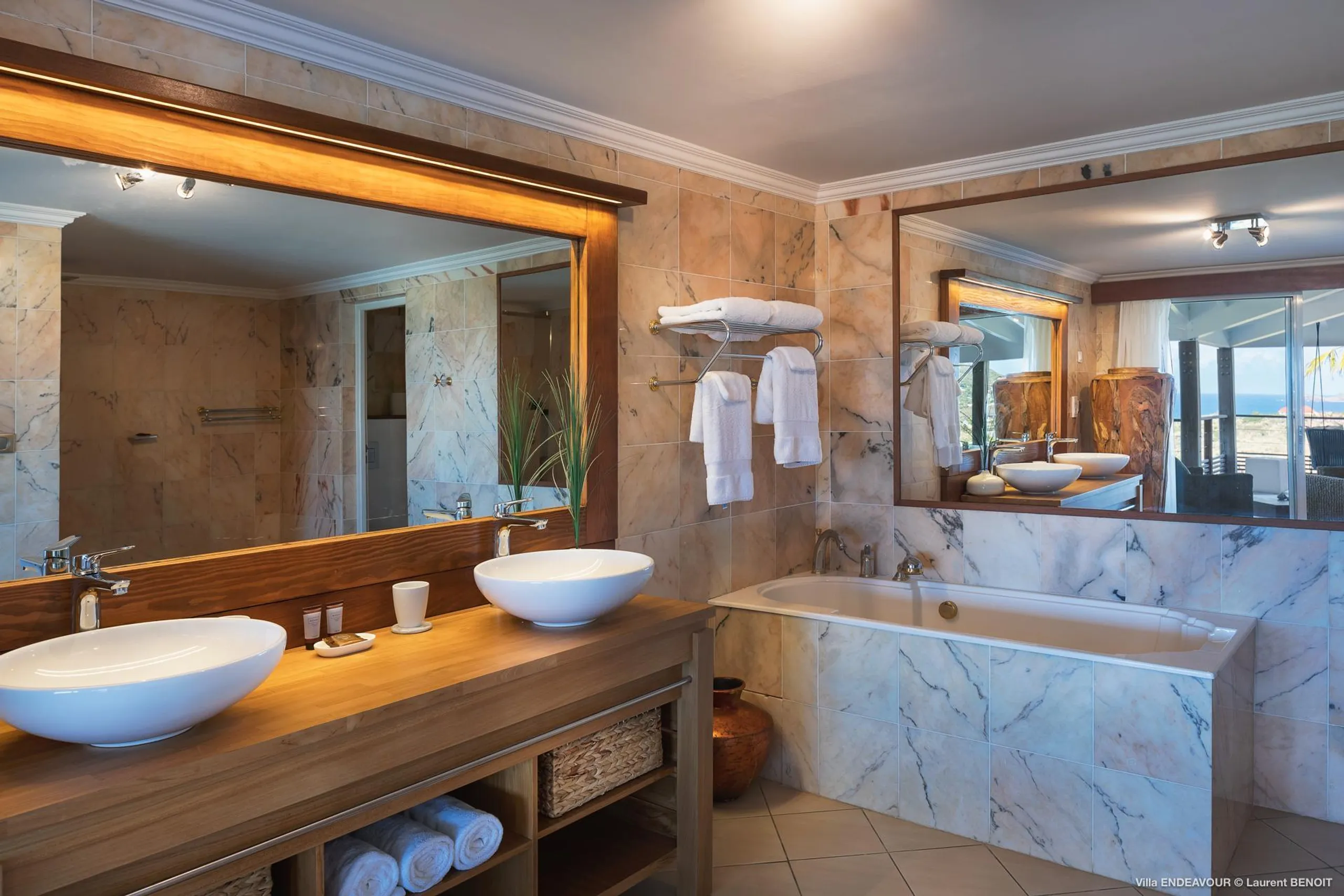 Stately Seaside Villa with Private Pool, Jacuzzi, and Fitness Room — photograph 8