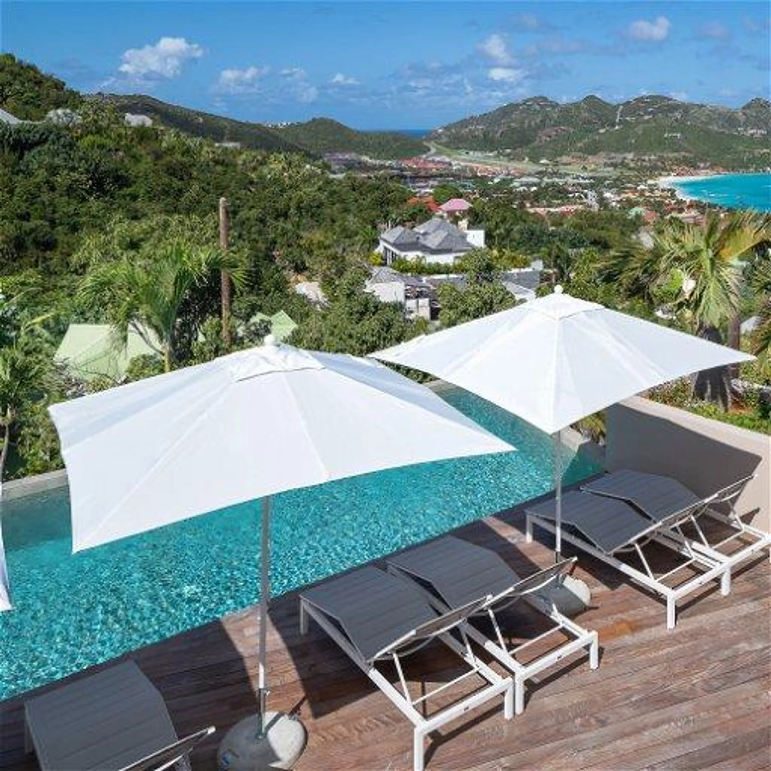 Stylish Contemporary Styled Villa with Heated Pool, Jacuzzi and Ocean Views — photograph 8
