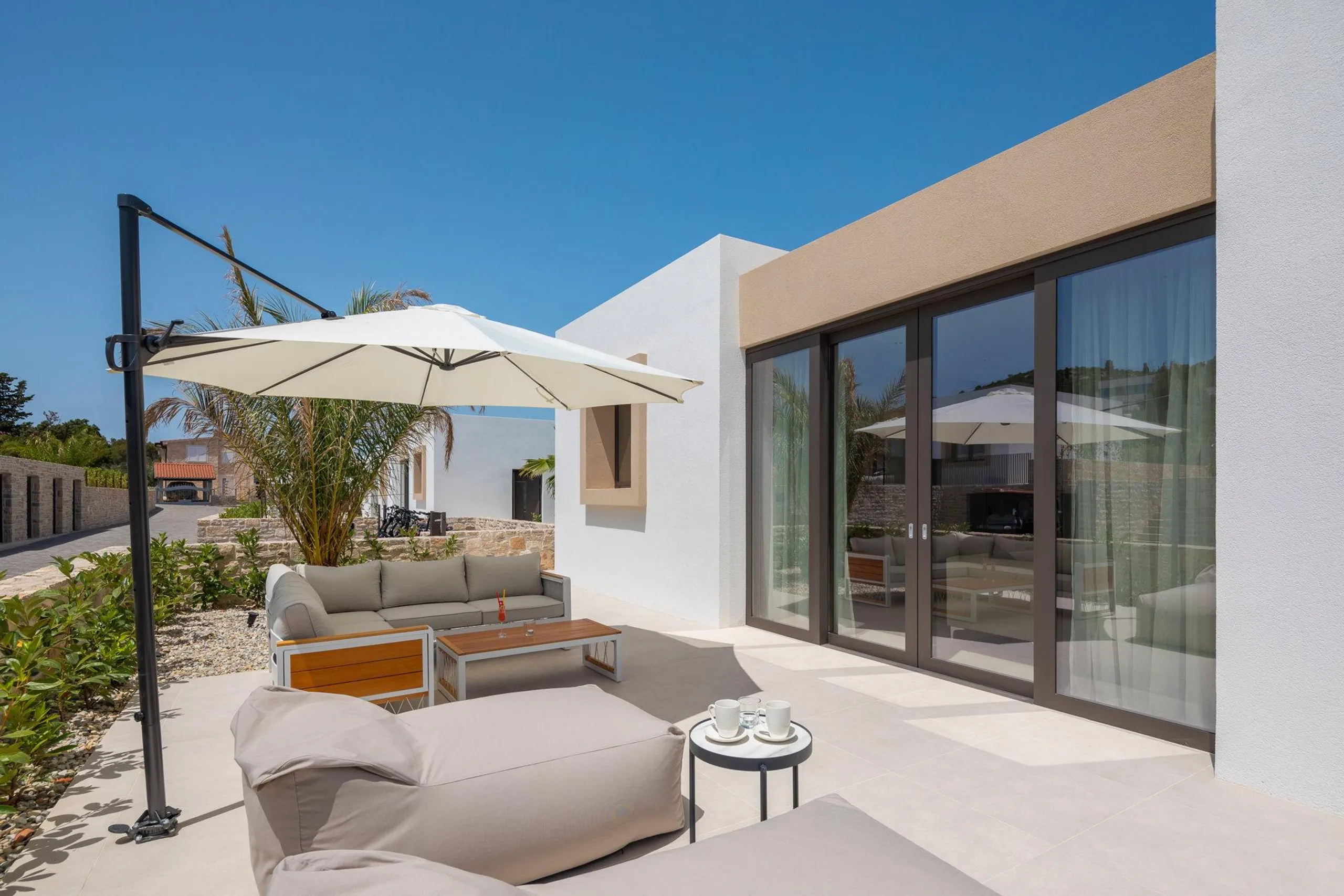Plush Villa with Pool and Sea Views — photograph 4
