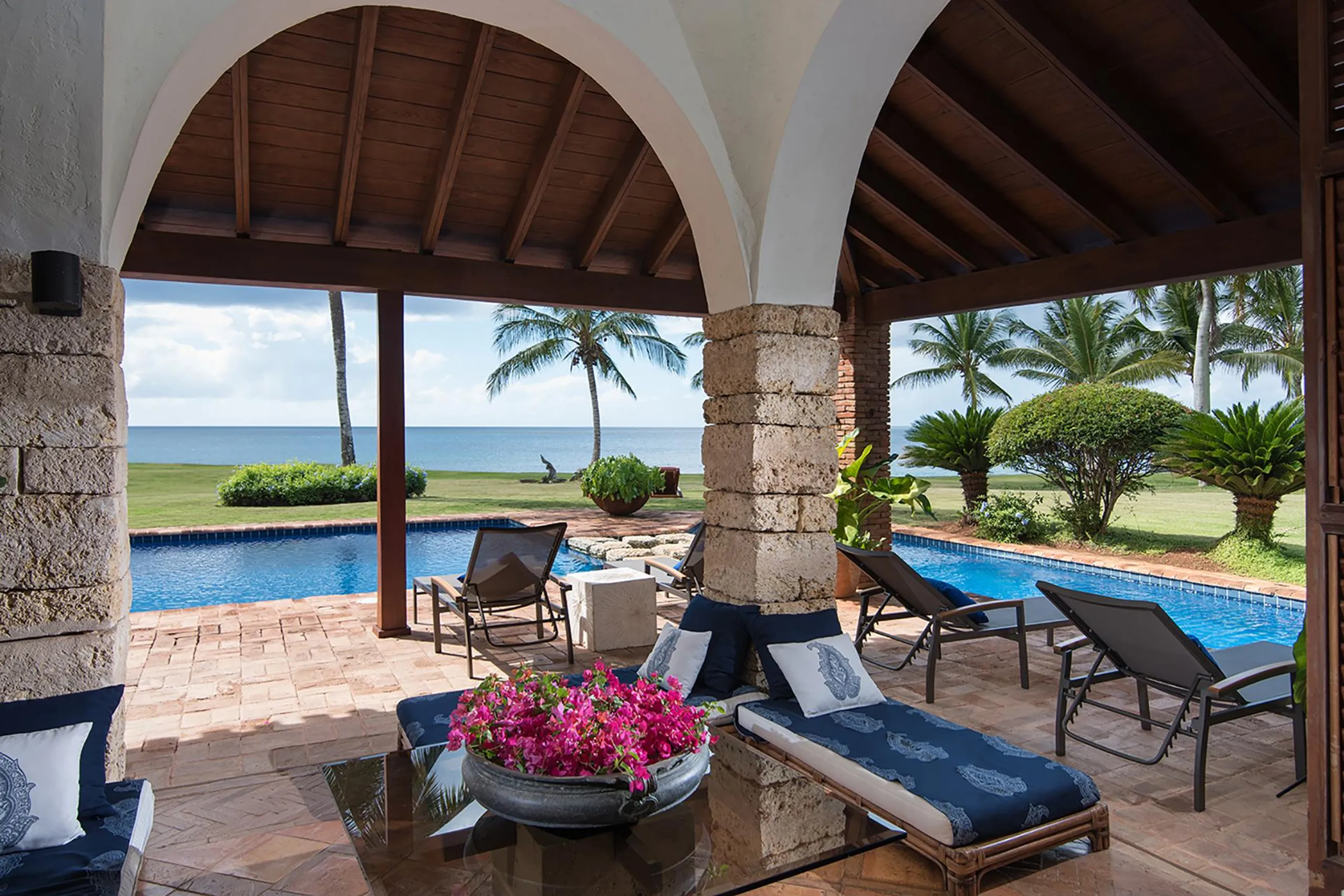 Statuesque Caribbean Getaway with Artistic Exterior and Lovely Sea Views — photograph 8
