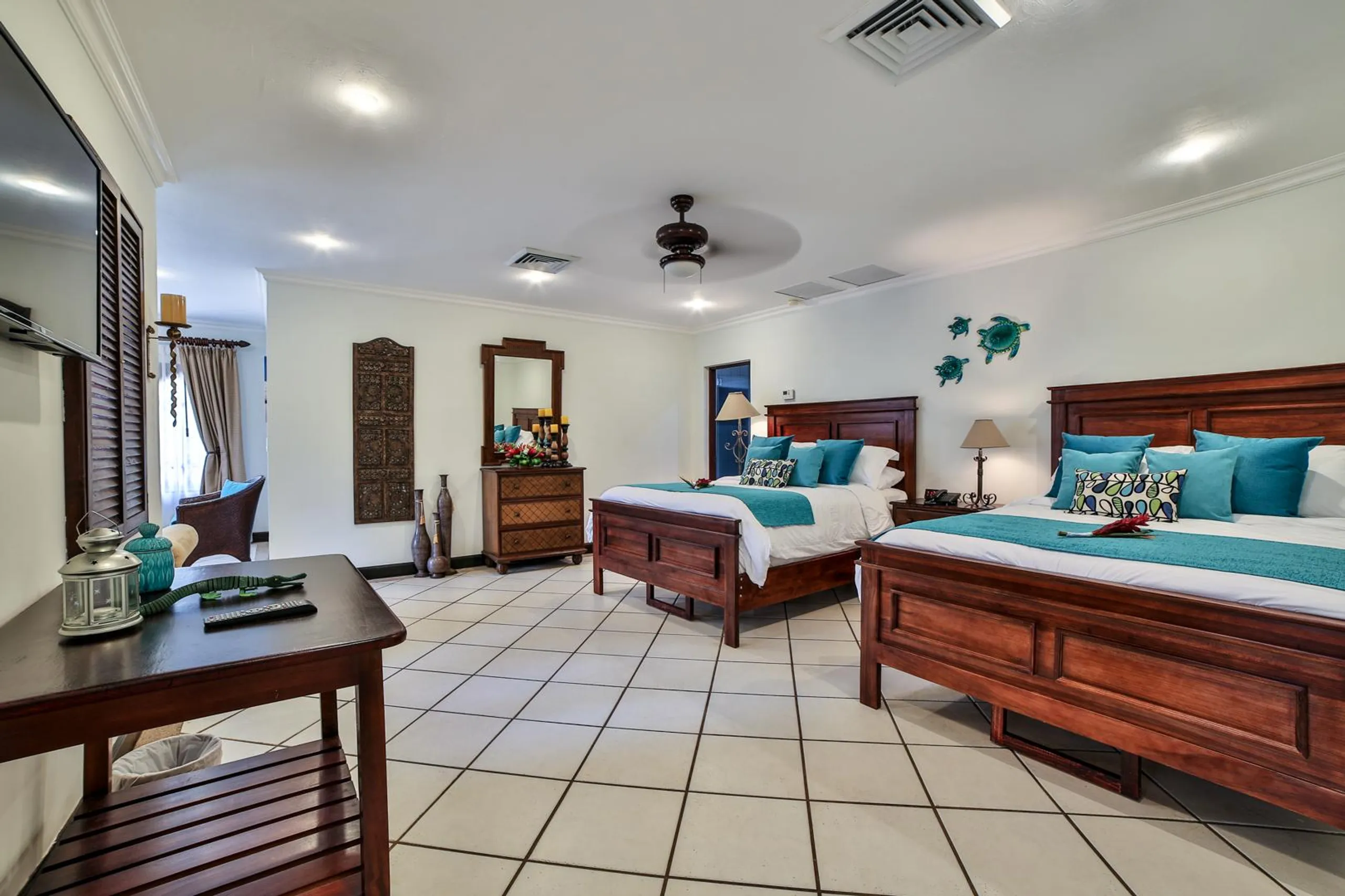 Resplendent Pinilla Retreat with Luxury Pool and Ocean Views — photograph 8