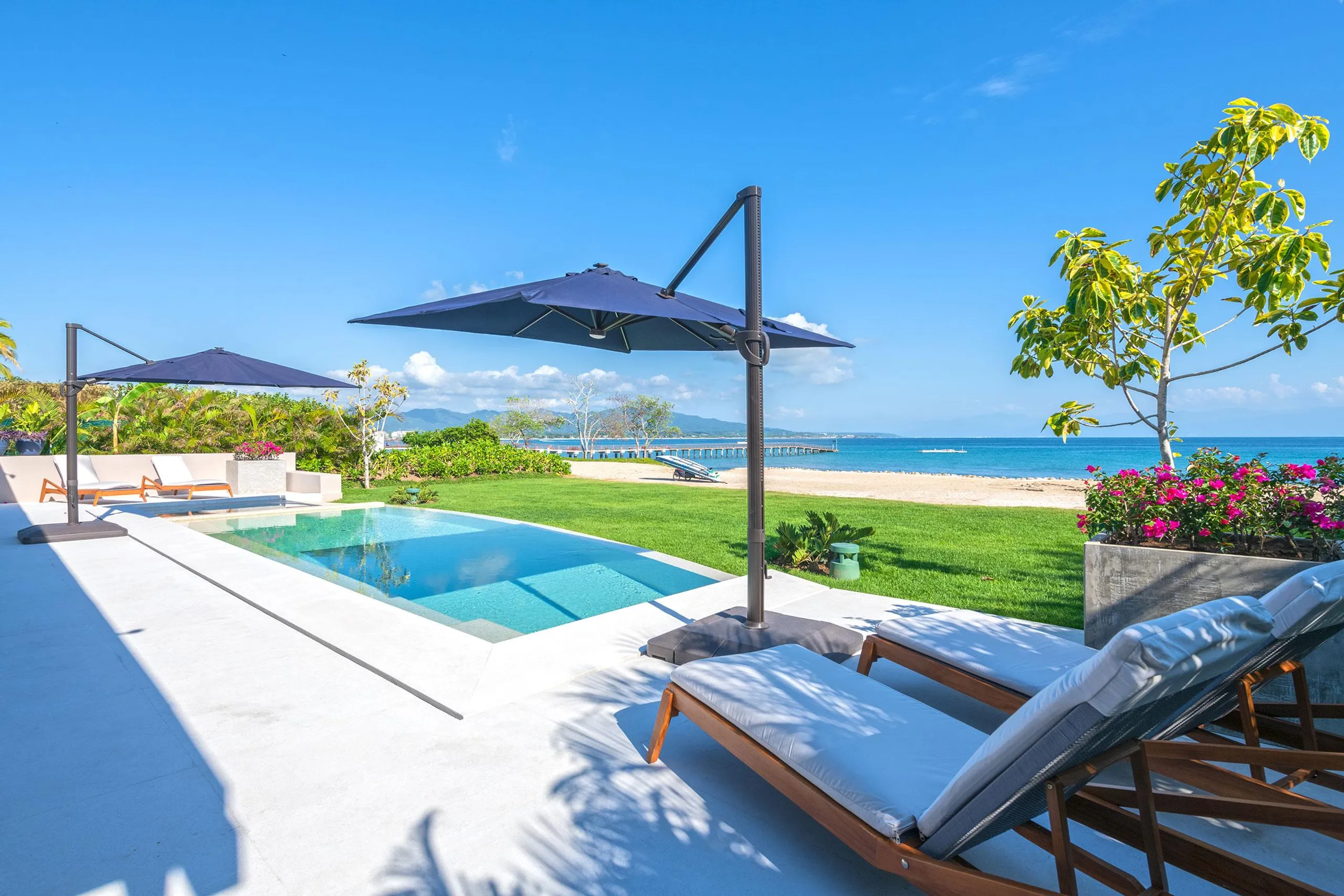 Luxury Villa with Spectacular Views and Infinity Pool — photograph 2