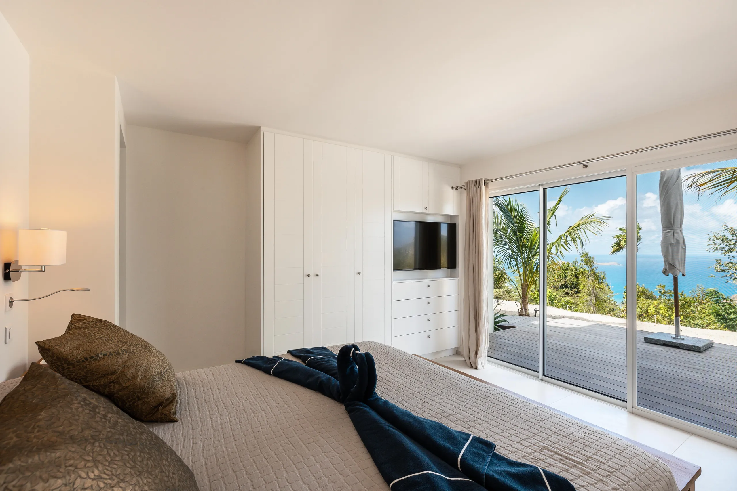 Elegant Oceanside Estate with Private Pool and Walks to Beach — photograph 12