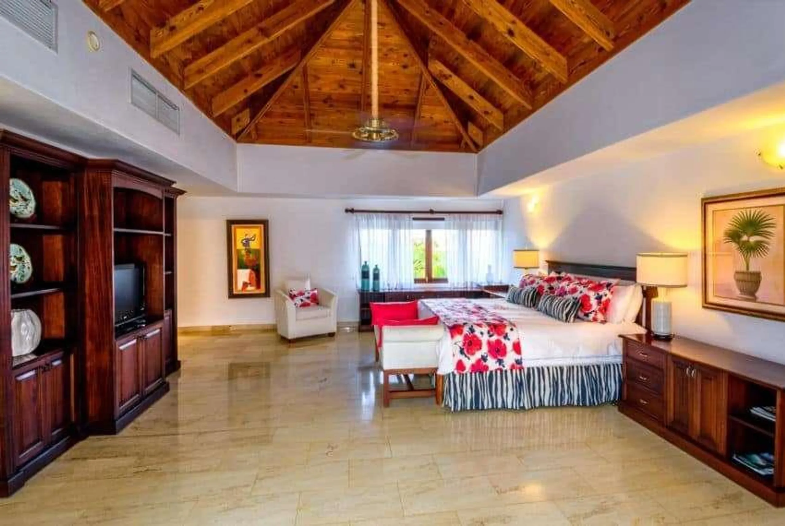 Luxe Grand Villa with Private Pool and Lush Grounds — photograph 8