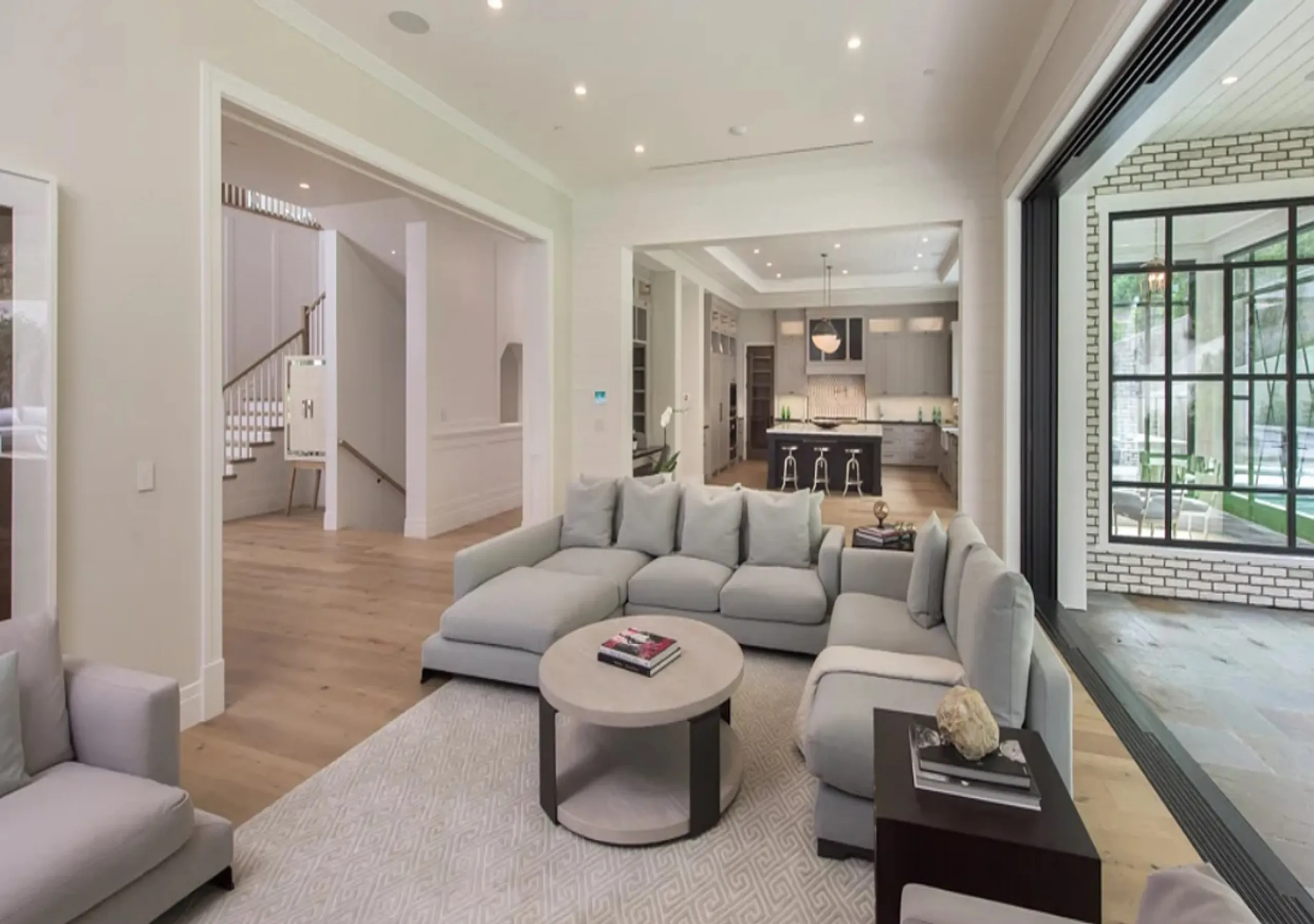 Contemporary Canyon Villa with Lush Gardens — photograph 8