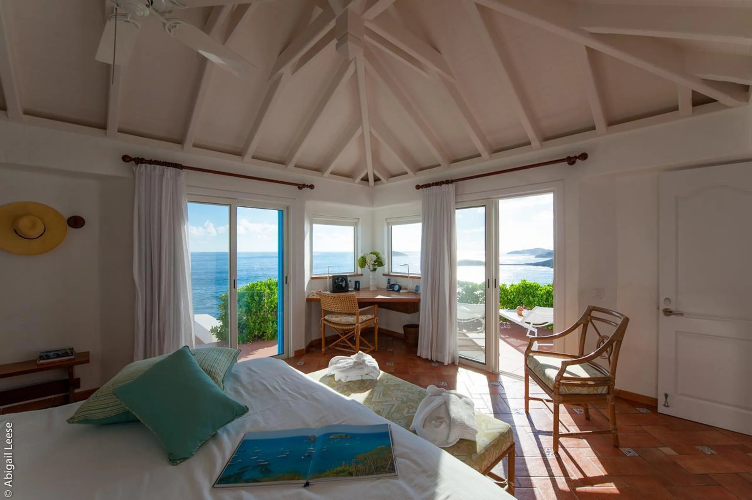 Swanky Seaside Villa with Private Pool and Walks to Beach — photograph 9