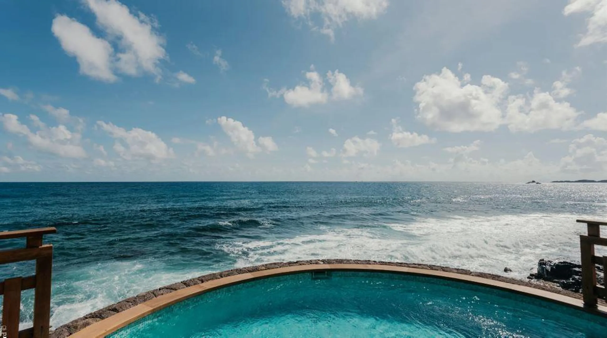 Serene Private Ocean View Villa with Heated Pool and Jacuzzi — photograph 12