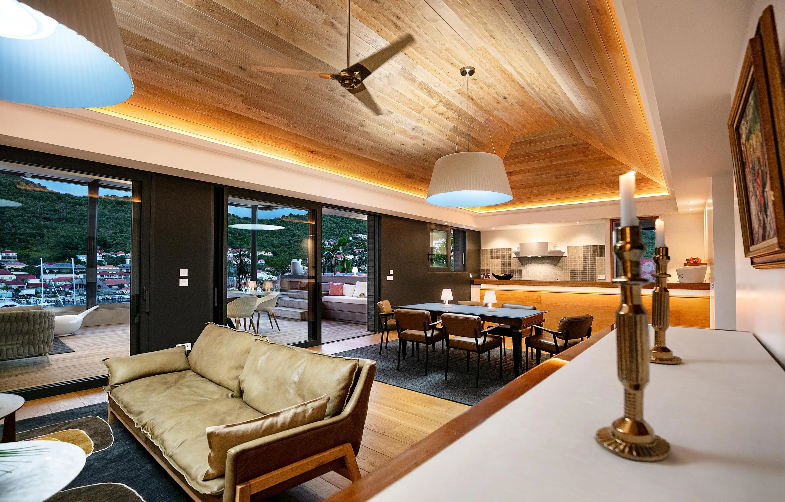 Luxurious Villa in Caribbean Cove with Jacuzzi and Patio Dining — photograph 11