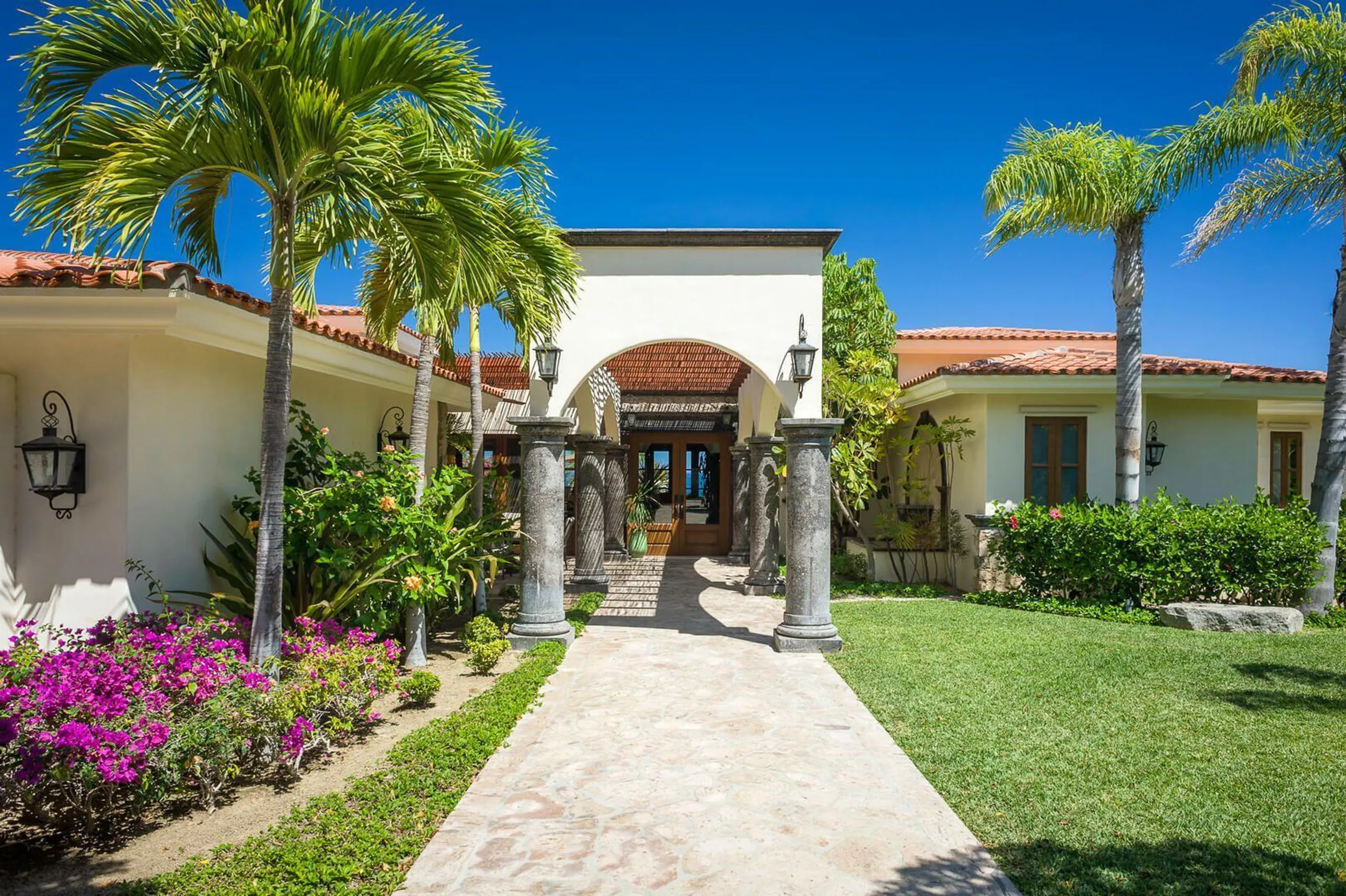 Refined and Upscale Caleta Estate with Infinity Pool and Ocean Views — photograph 4