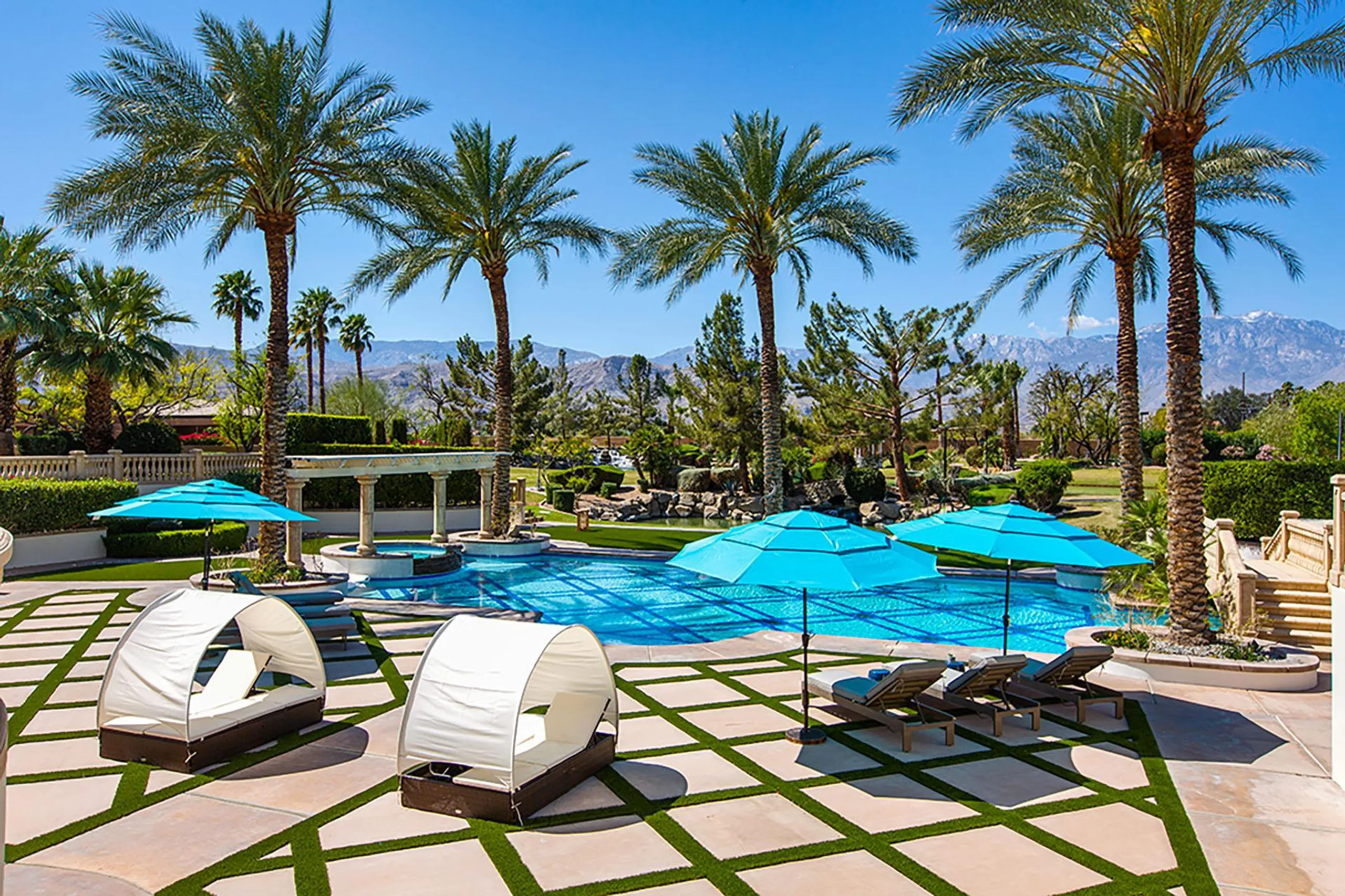 Elegant Luxe Desert Estate with Private Lake, Pool, and Tennis Court — photograph 3