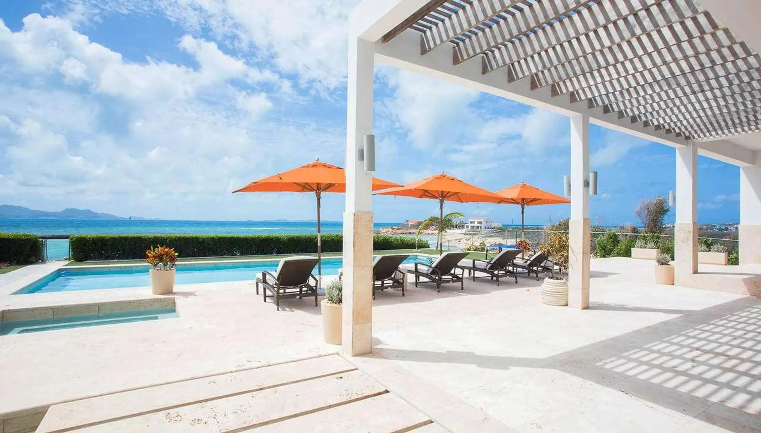 Contemporary Beachfront Villa with Invigorating Pool — photograph 2