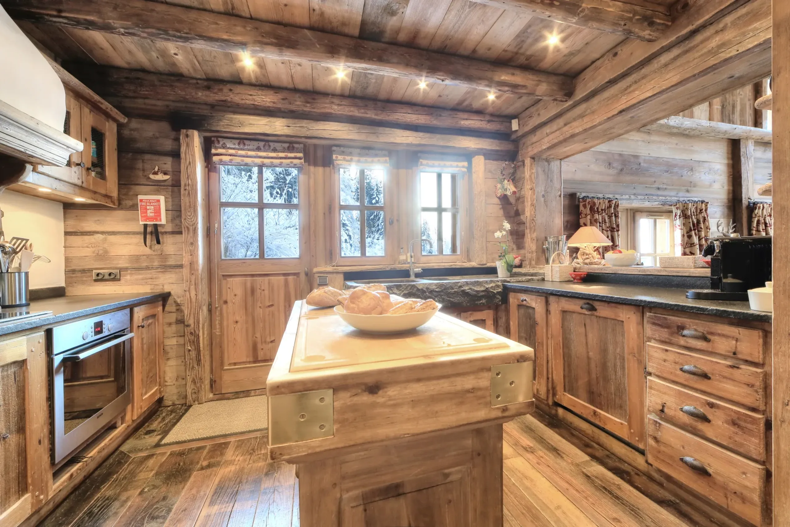 Spacious Ski Chalet with Hot Tub, Ski Access and Scenic Views — photograph 12