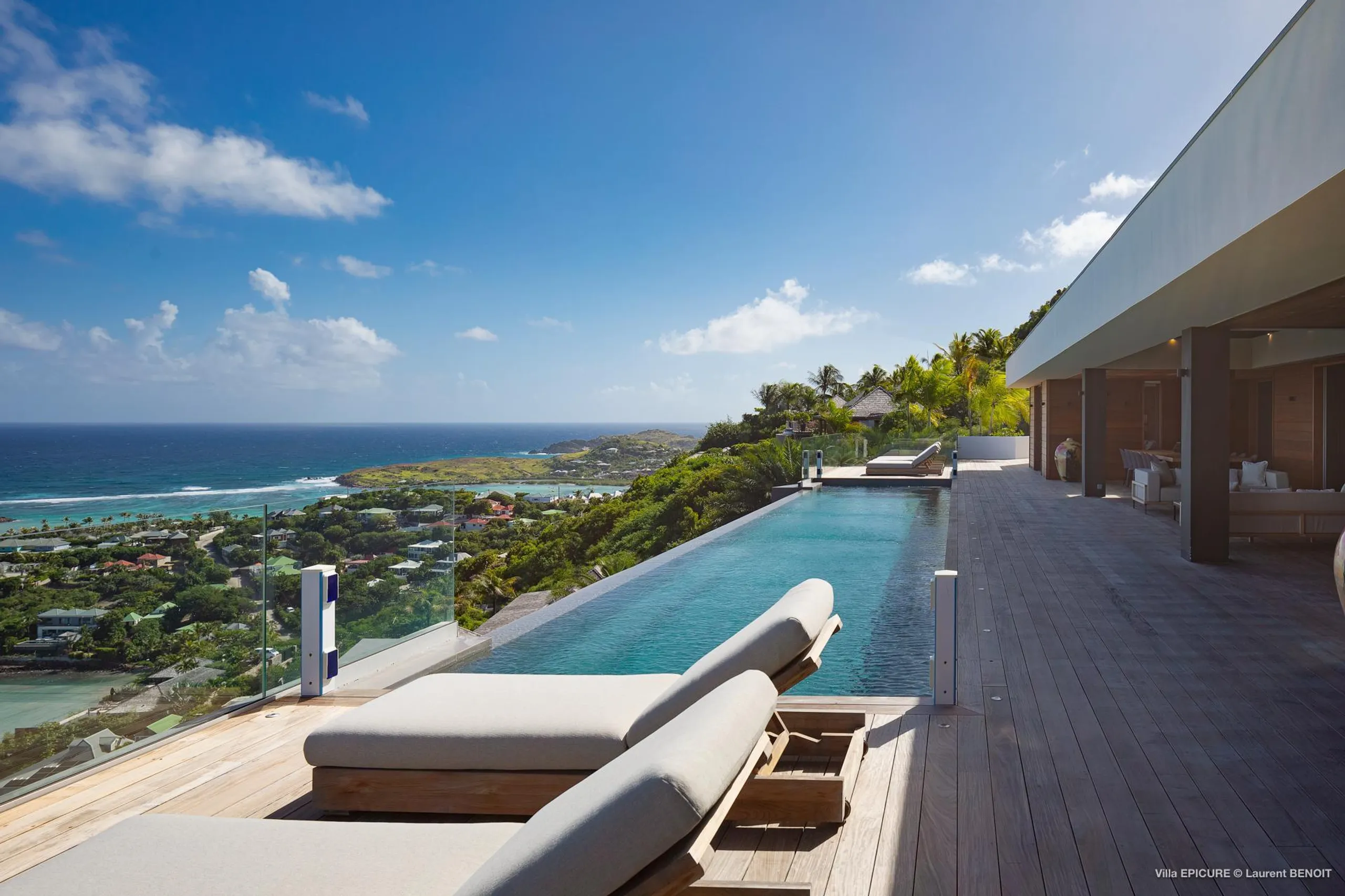 Stunning Oceanfront Villa with Infinity Pool, Fitness Room and Panoramic Views — photograph 2
