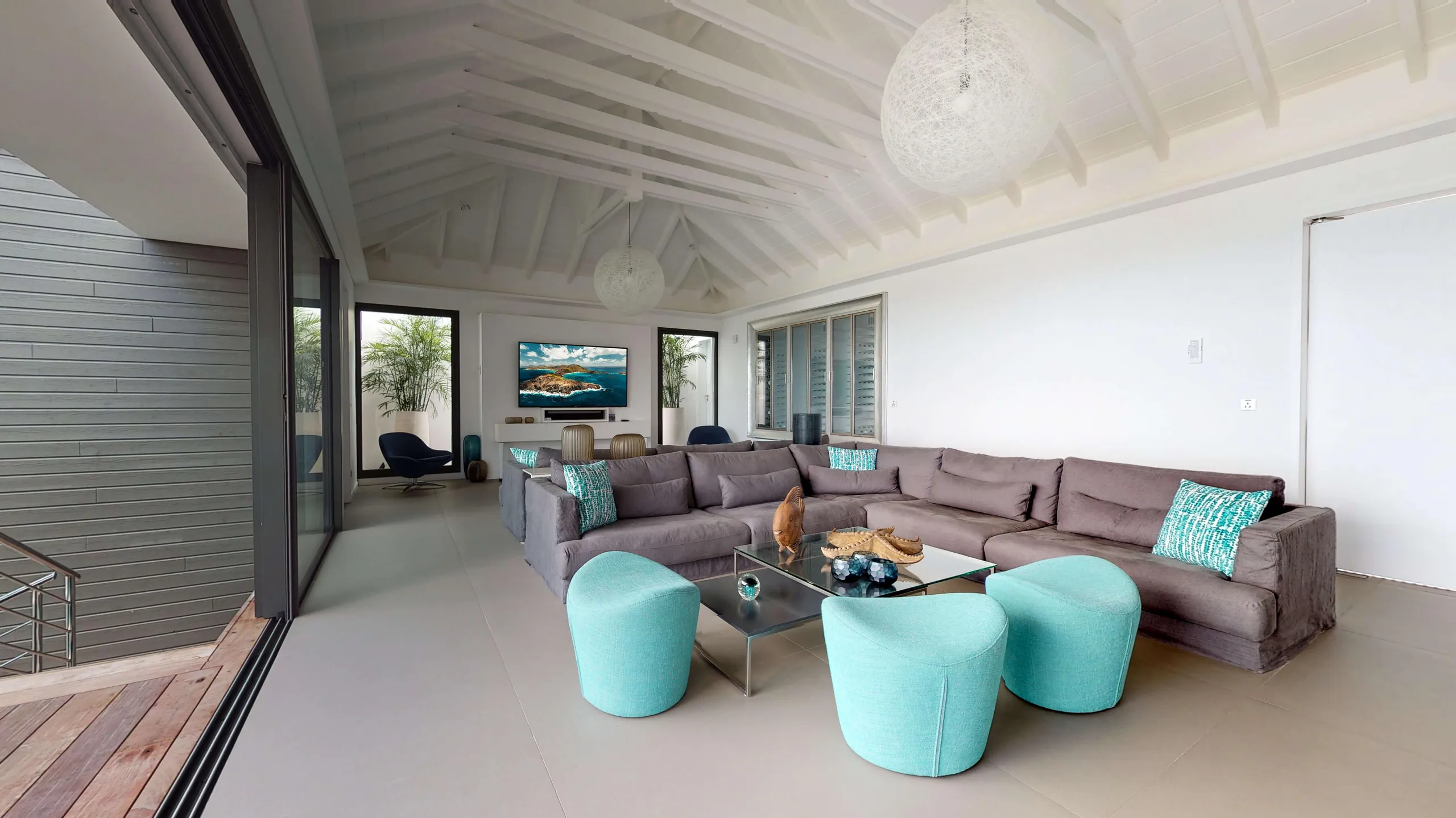 Luxe Hillside Haven with Infinity Pool and Panoramic Ocean Views — photograph 6