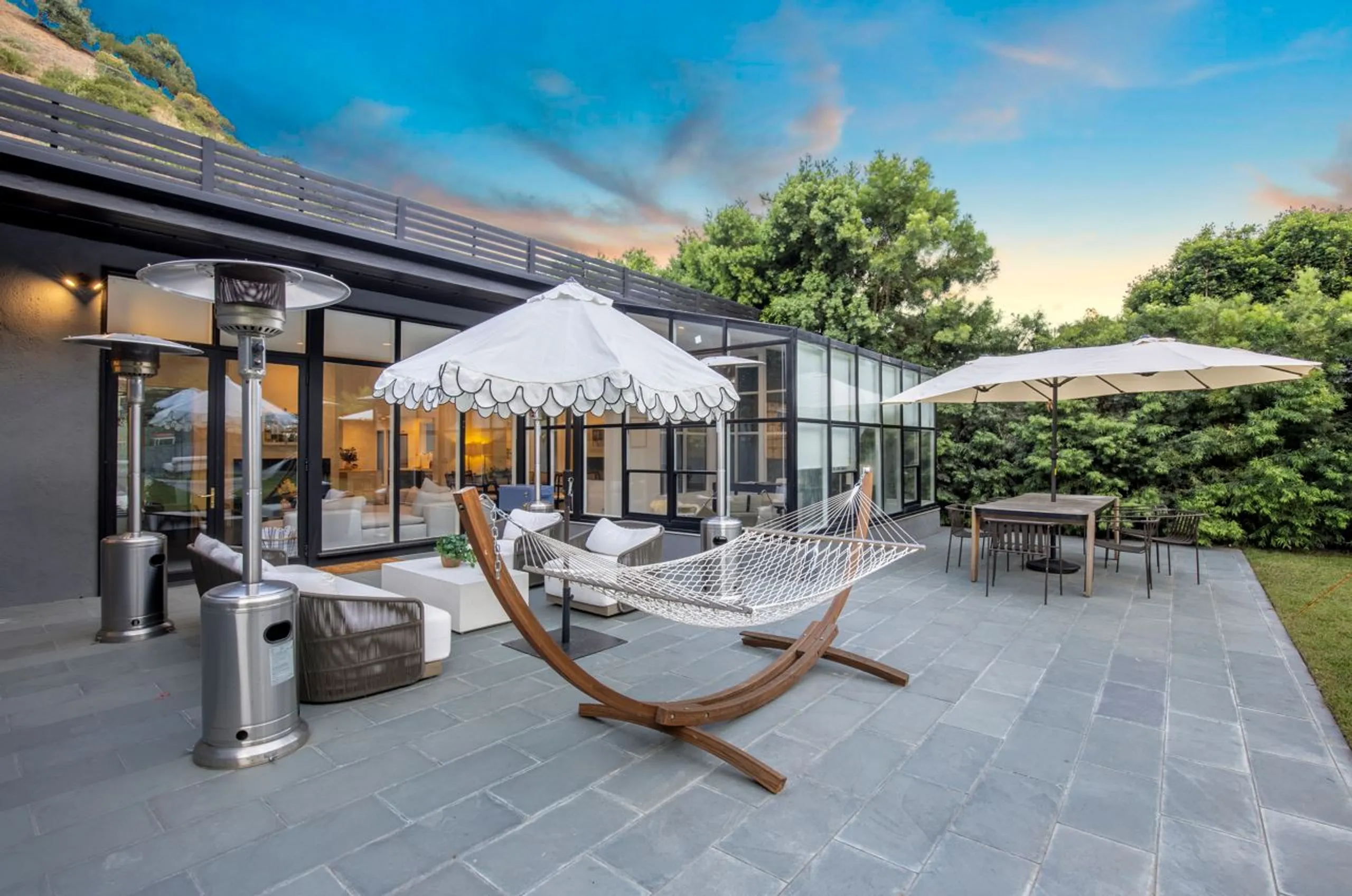 Chic Modern Villa with Triple Waterfall Pool and Sauna in Beverly Hills — photograph 9