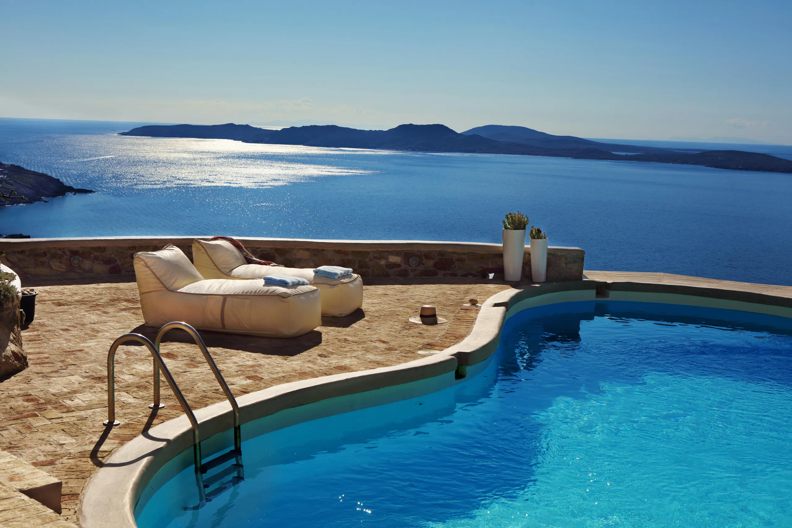 Hilltop Luminous Villa with Private Pool and Ocean Views — photograph 3