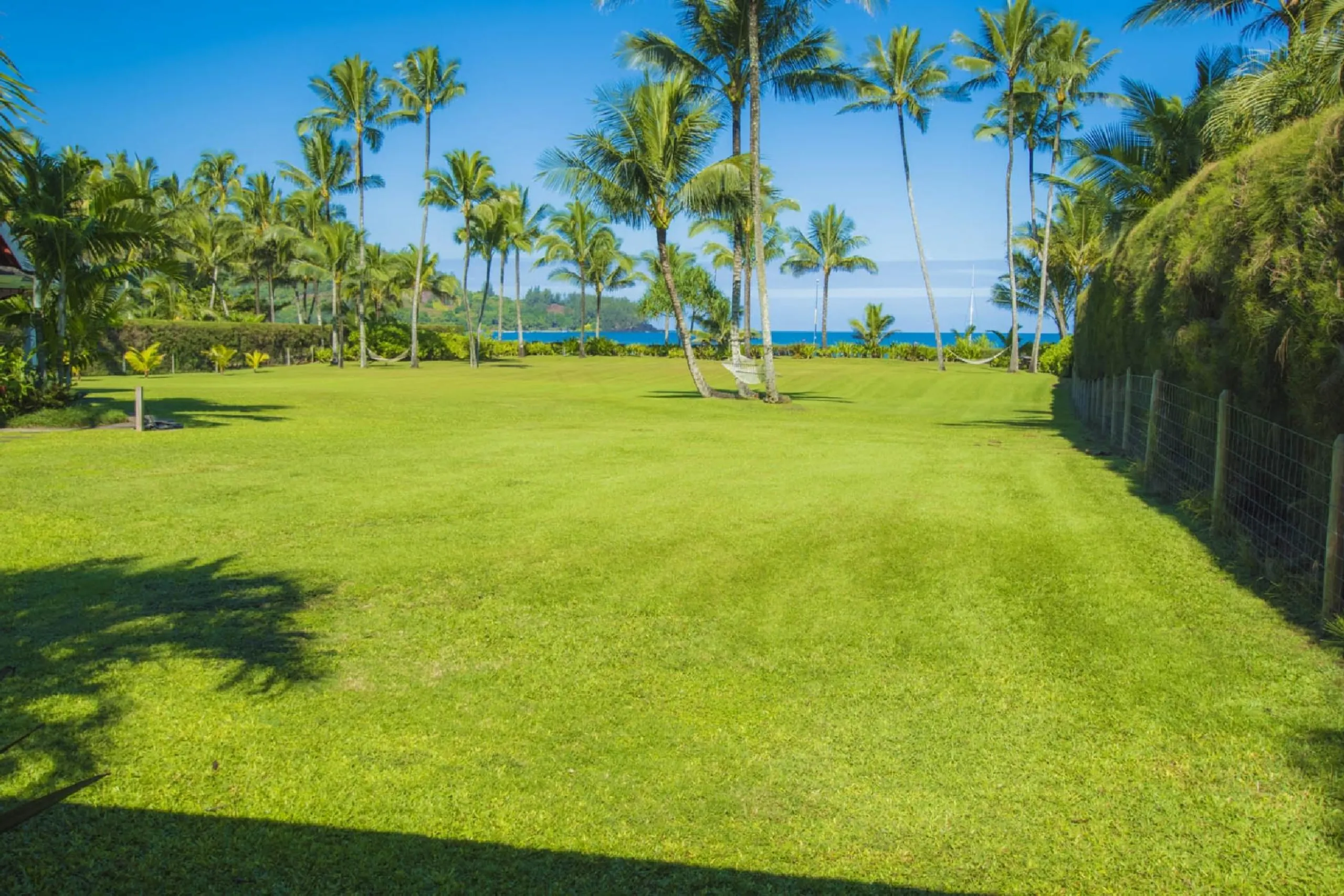 Gorgeous Bay Villa with Lush Garden Grounds with Sweeping Views of Hanalei Bay — photograph 9