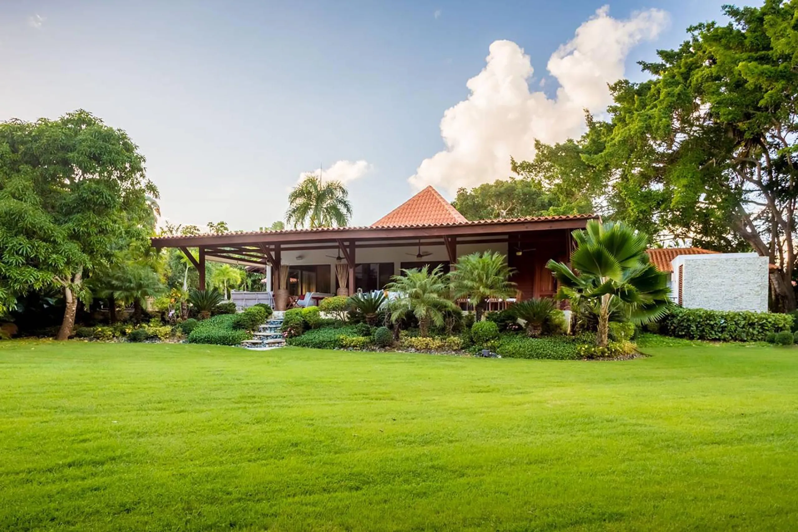 Modern Tropical Villa With Coastal Breeze — photograph 6