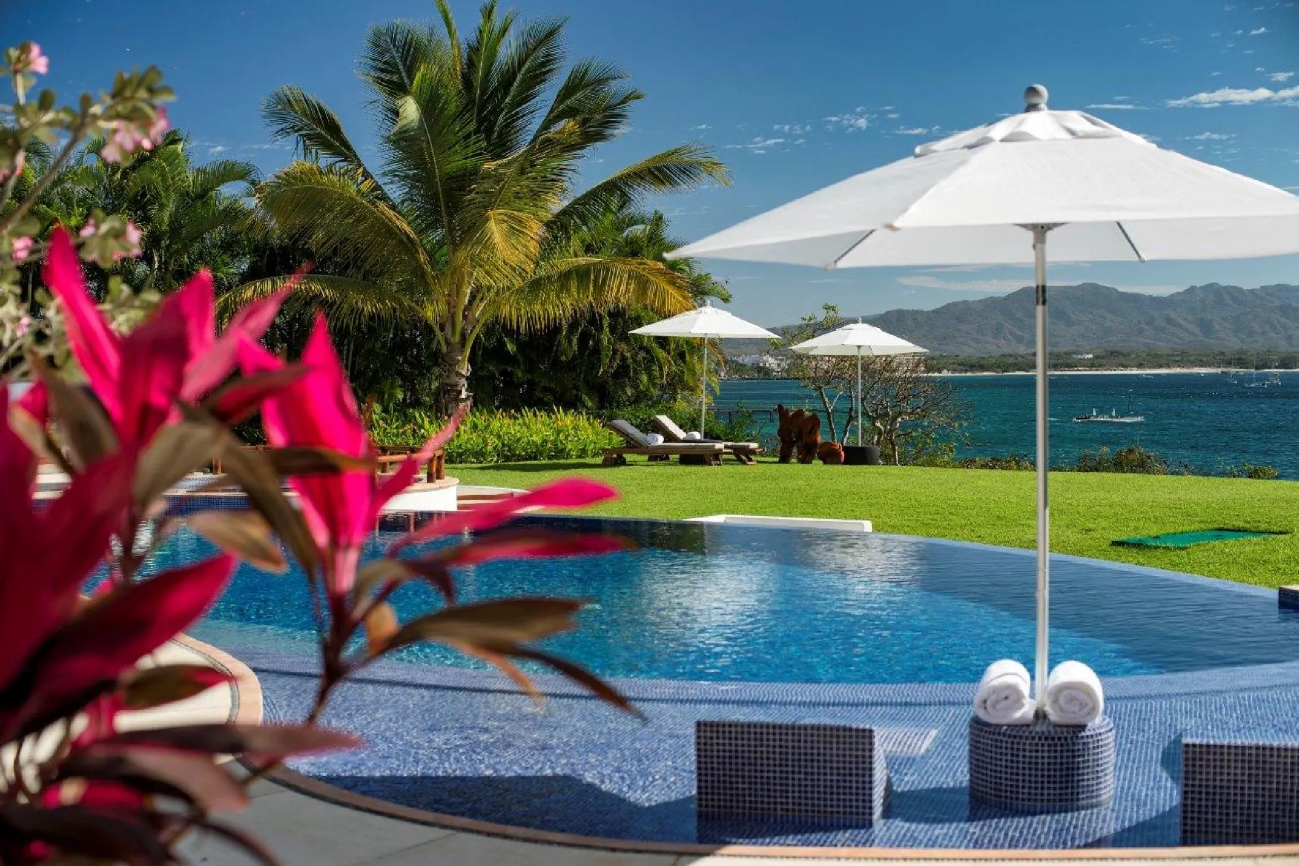 Magnificent Fully Staffed Luxury Beachfront Punta Mita Estate with Infinity Pool and Ocean Views — photograph 2