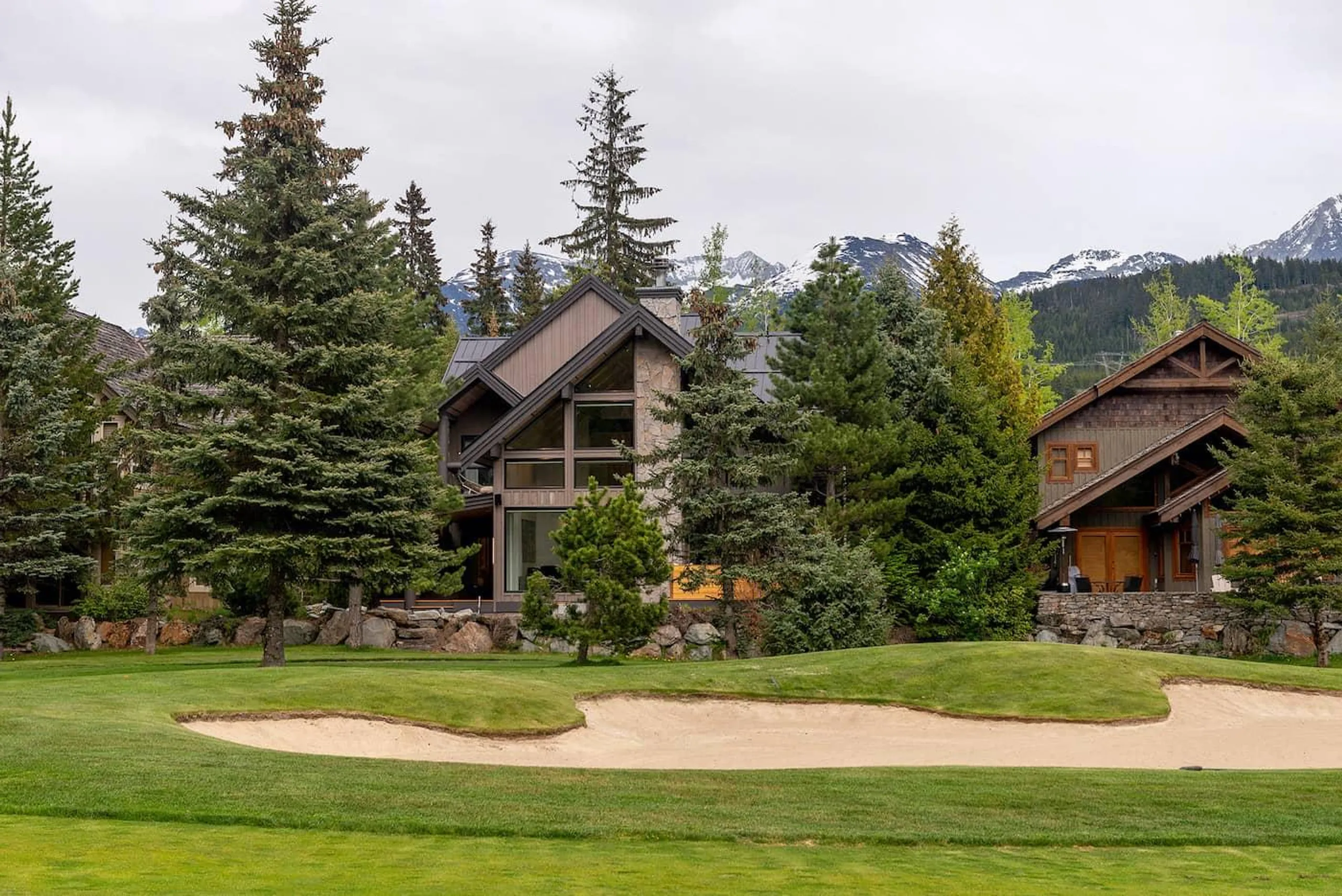 Luxurious Retreat with Majestic Mountain Views and Grandiose Poolside Elegance VILLAWAY®, Whistler