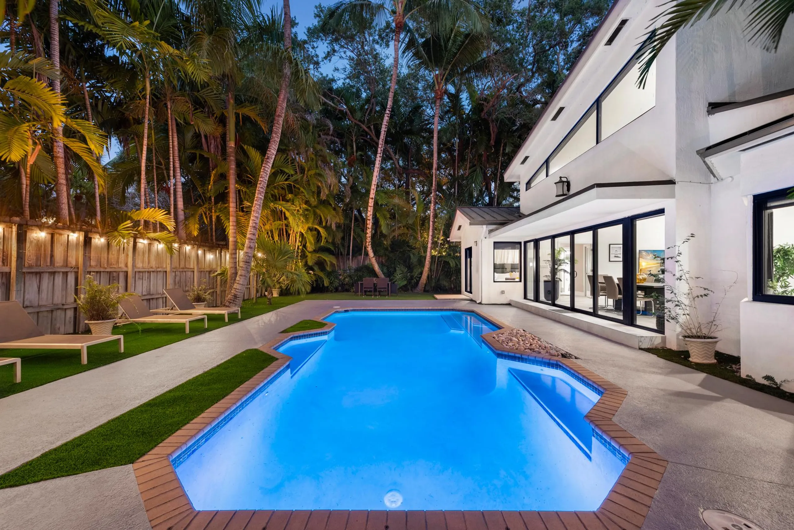 Coral Haven Modern Luxe Estate with Private Pool — photograph 2