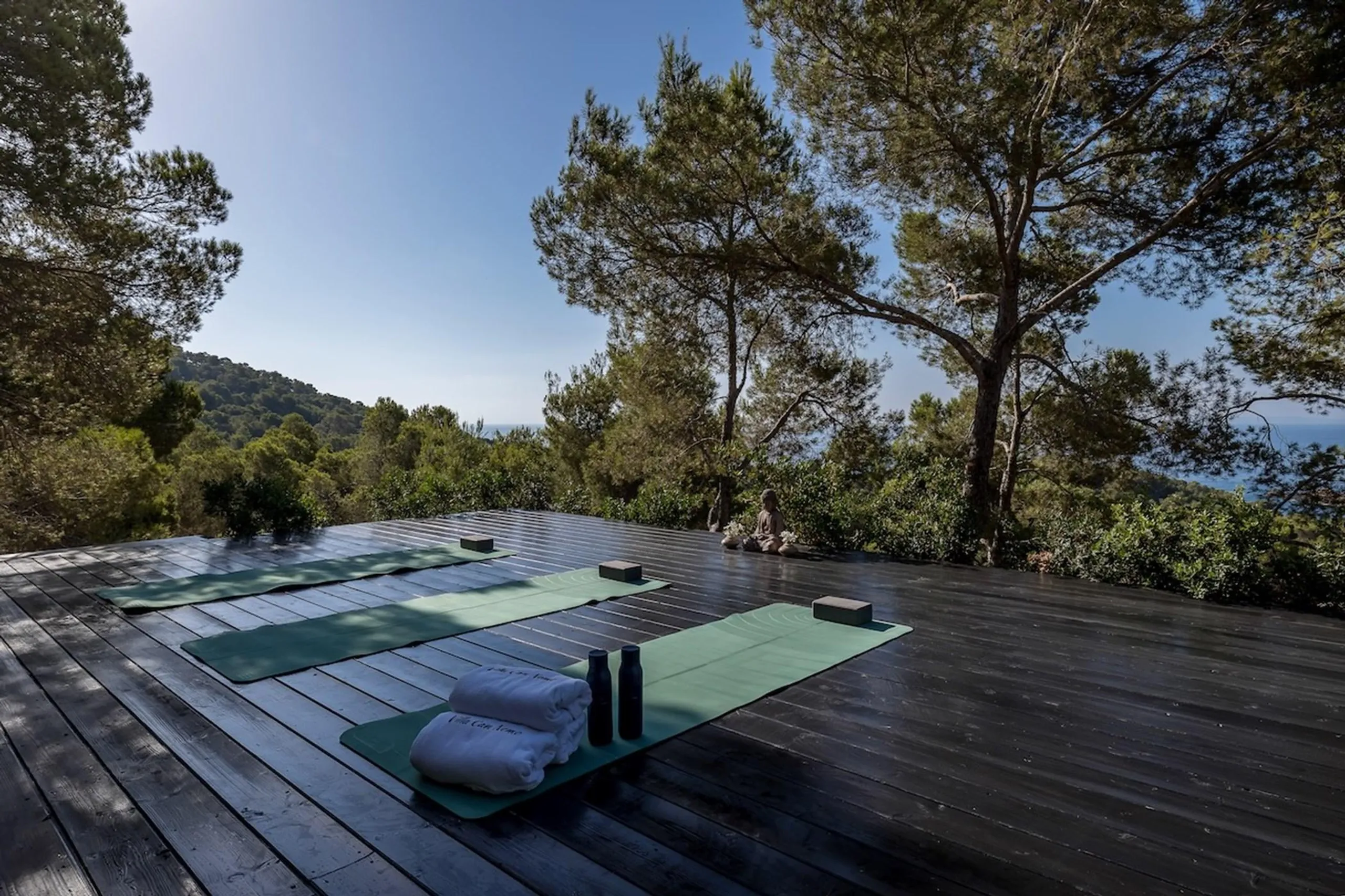 Deluxe Modern Villa with Pool and Sweeping Sea Views — photograph 8