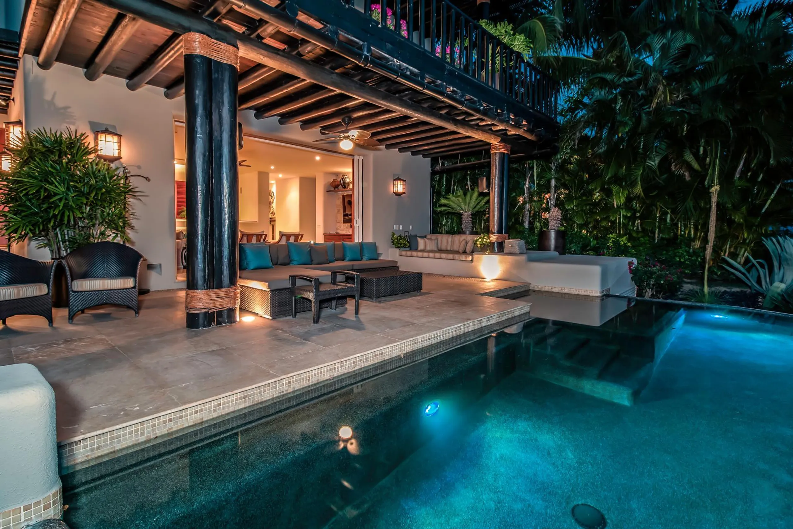 Blue Water Oasis with Infinity Pool and Spectacular Ocean Views — photograph 10