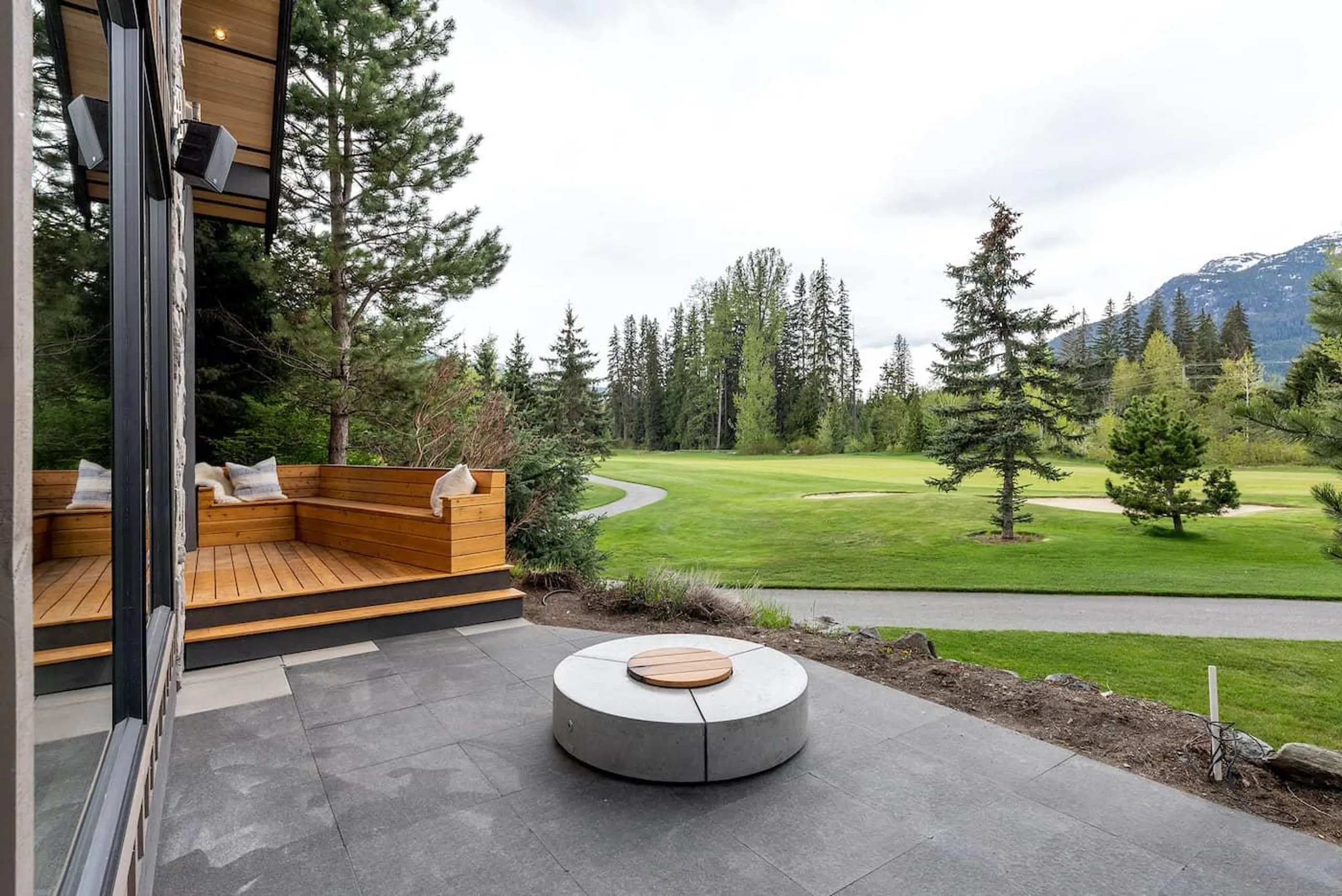 Luxurious Retreat with Majestic Mountain Views and Grandiose Poolside Elegance VILLAWAY® — photograph 2