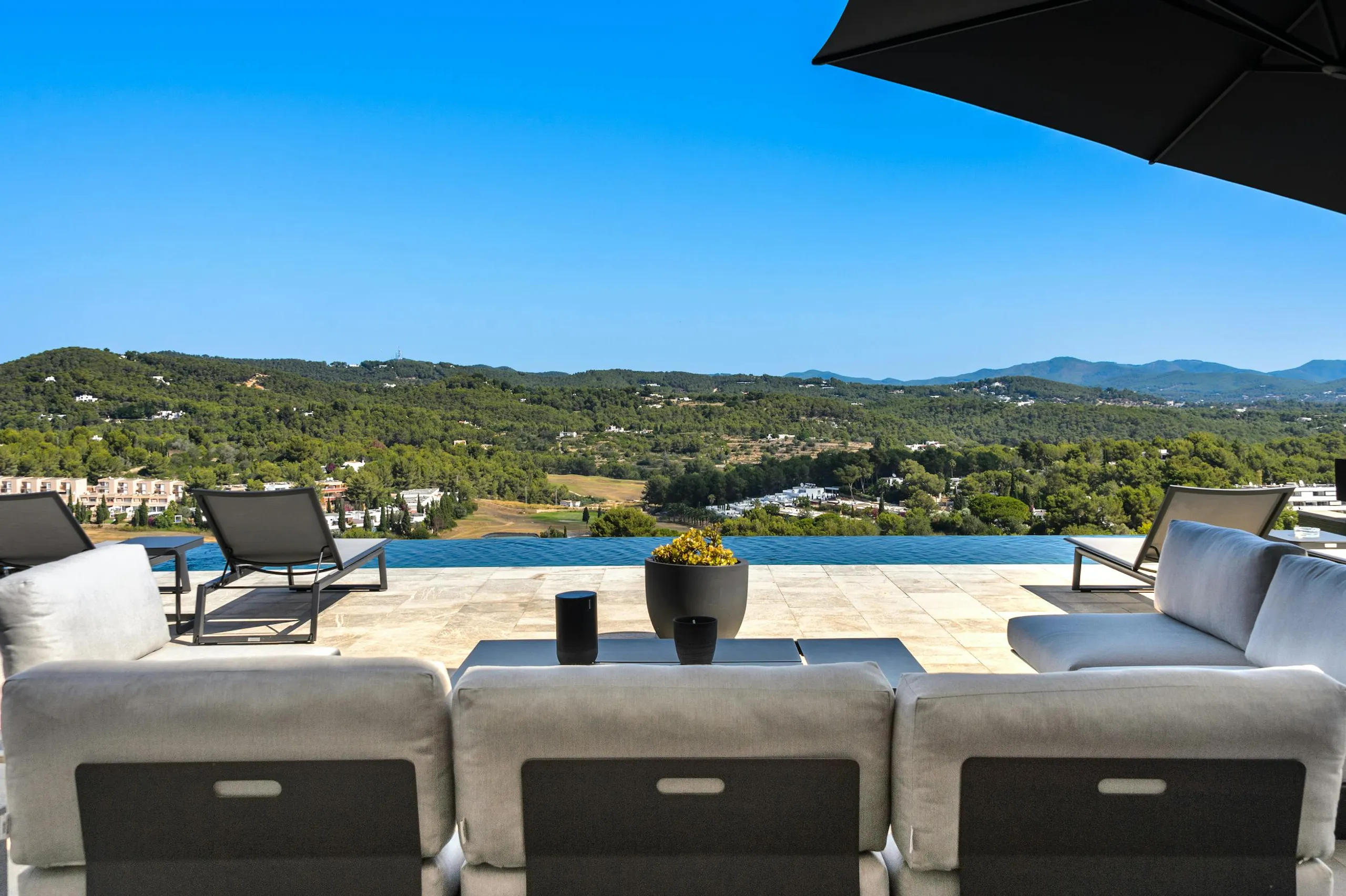Serene Contemporary Villa in Ibiza with Infinity Pool and Panoramic Views — photograph 6