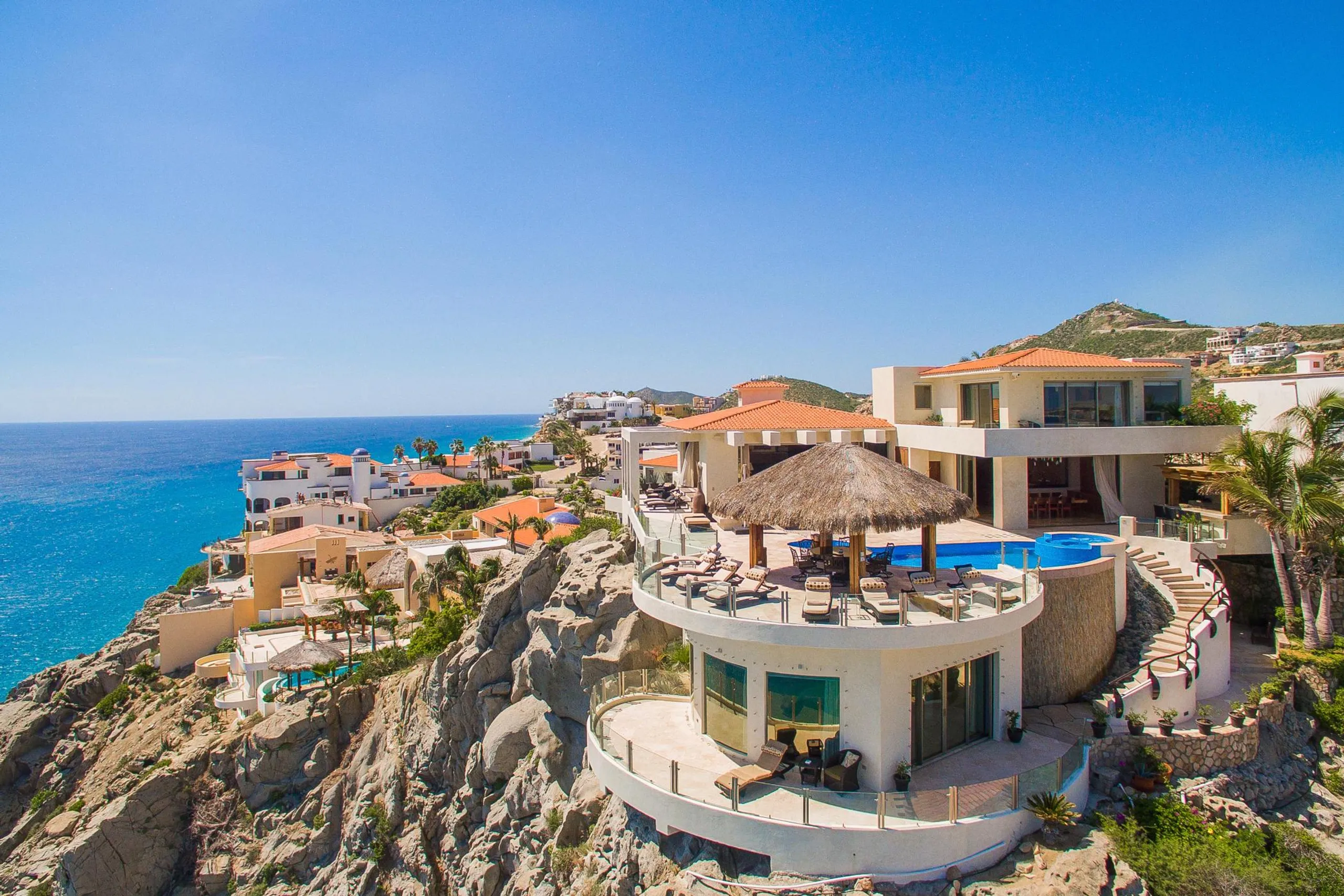 Spectacular Cabo Luxury Estate with Invigorating Pool and Stunning Views — photograph 11