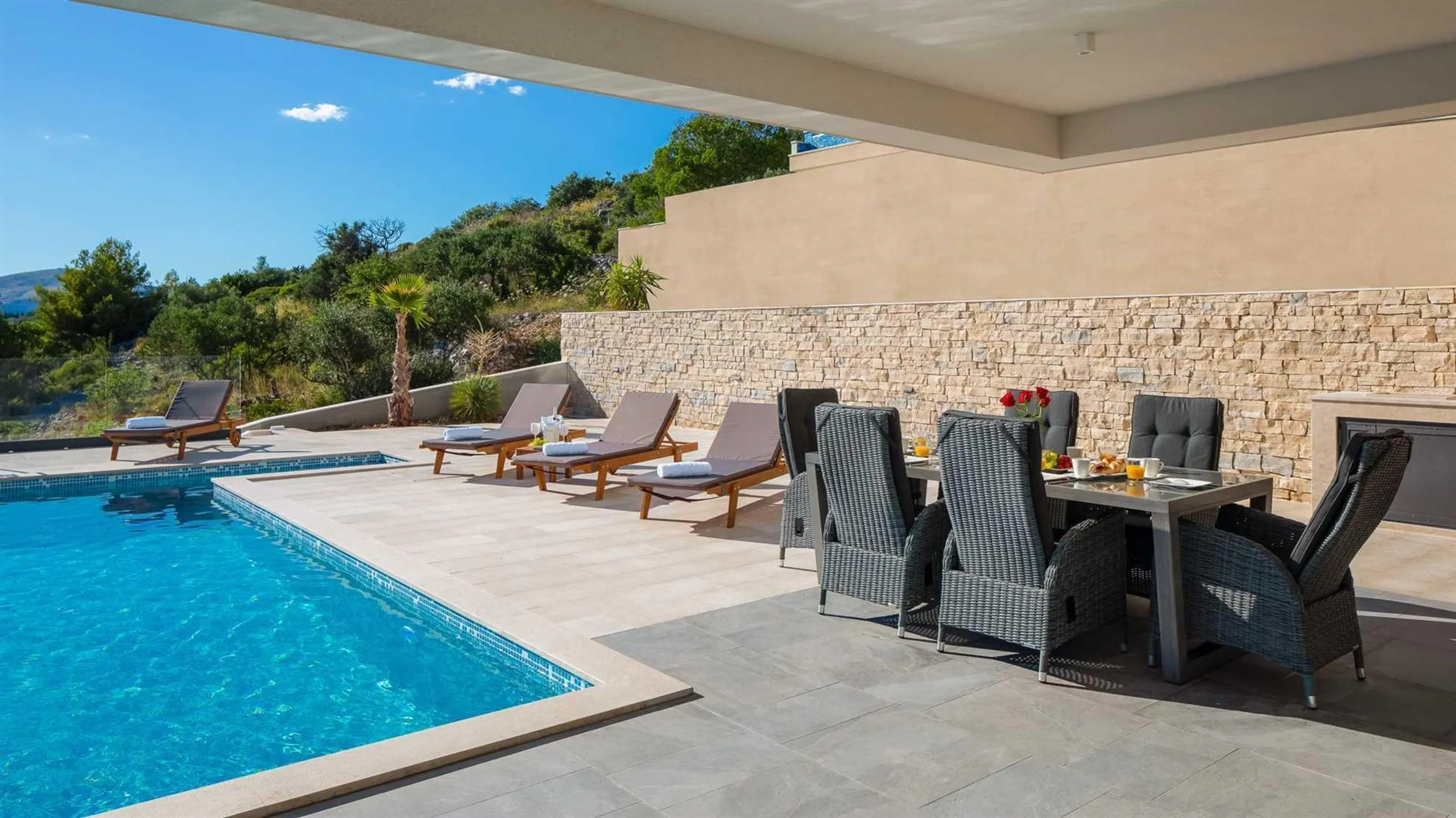 Resplendent Villa with Pool, Jacuzzi, Sauna and Sea Views — photograph 12