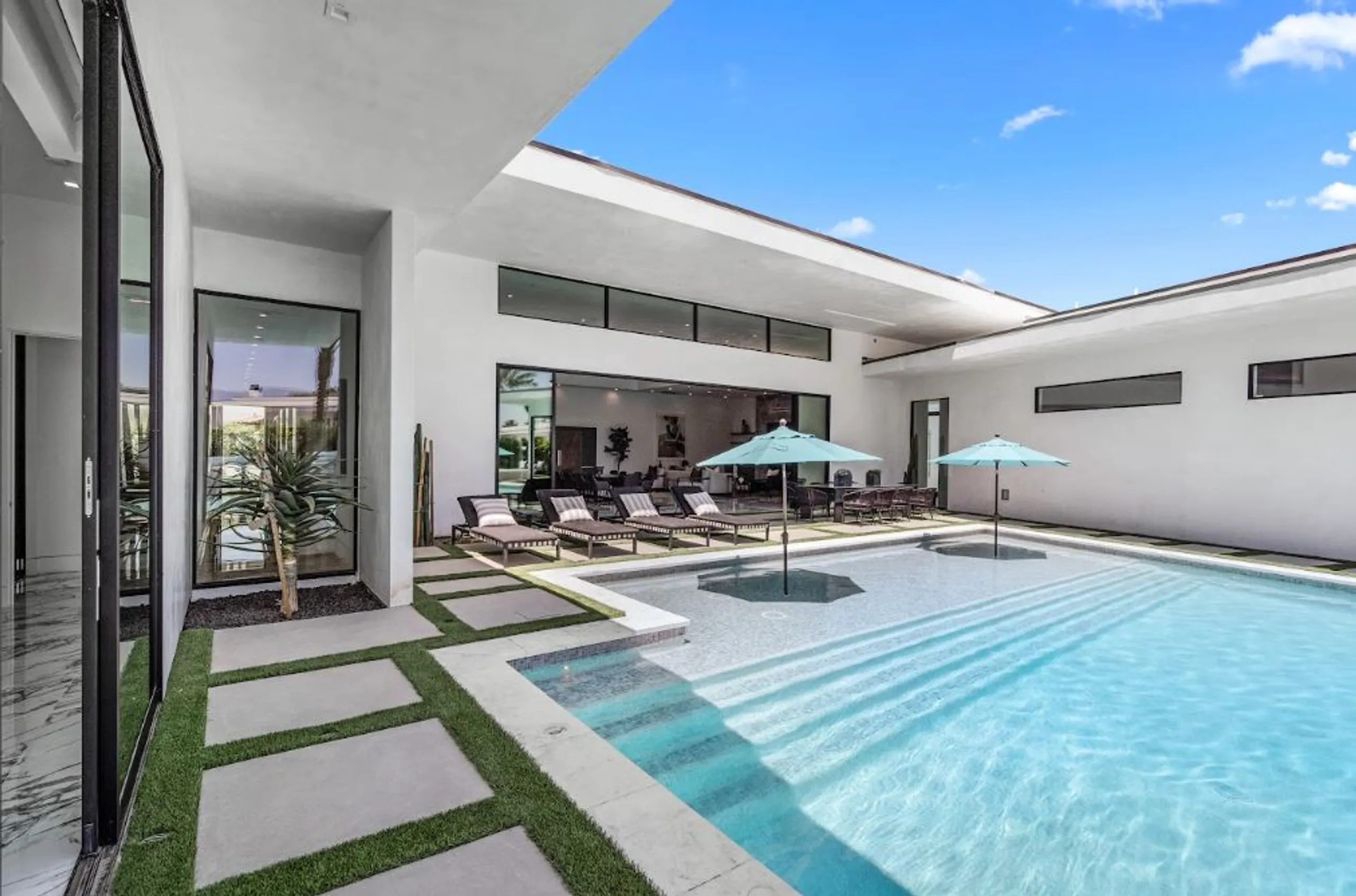 Chic Modern Villa with Private Pool and Next to Madison Club & Polo Grounds — photograph 5