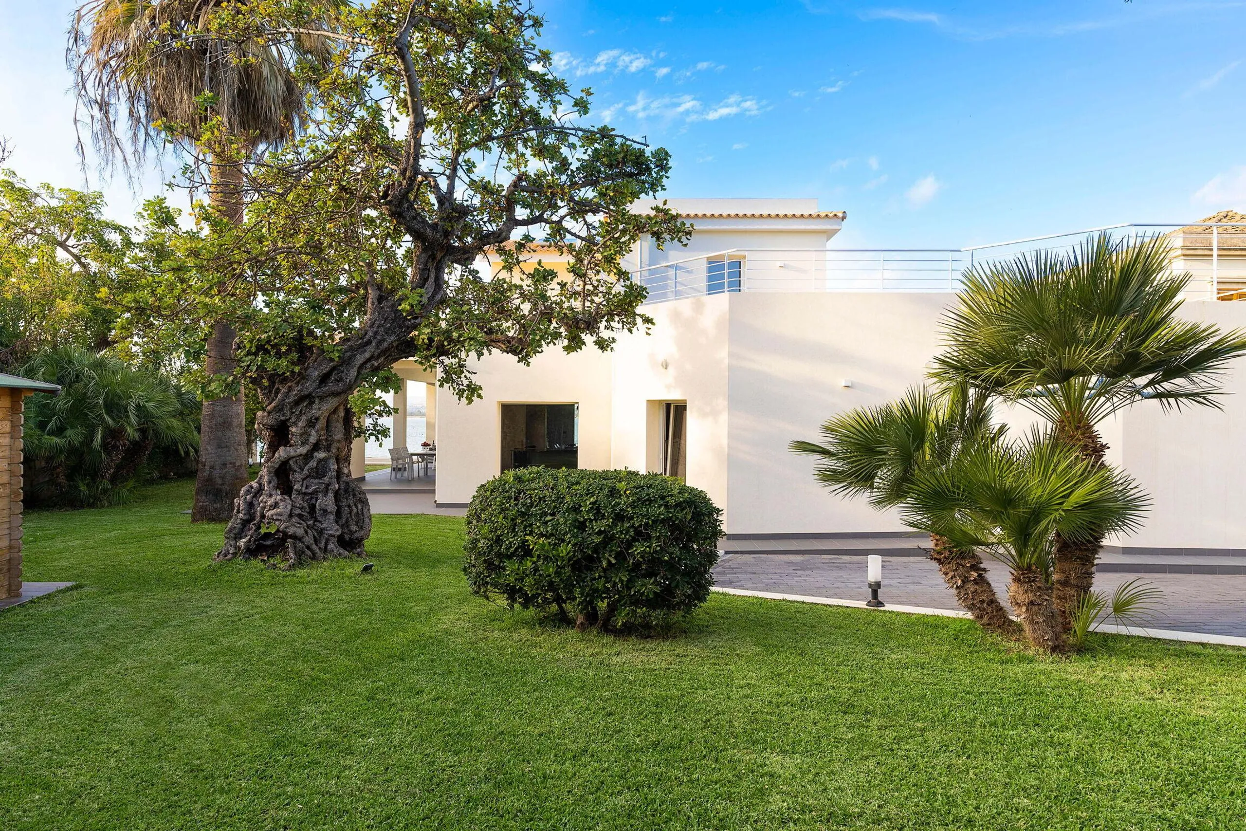 Deluxe Syracuse Villa with Rejuvenating Pool and Blue Ocean Views — photograph 12