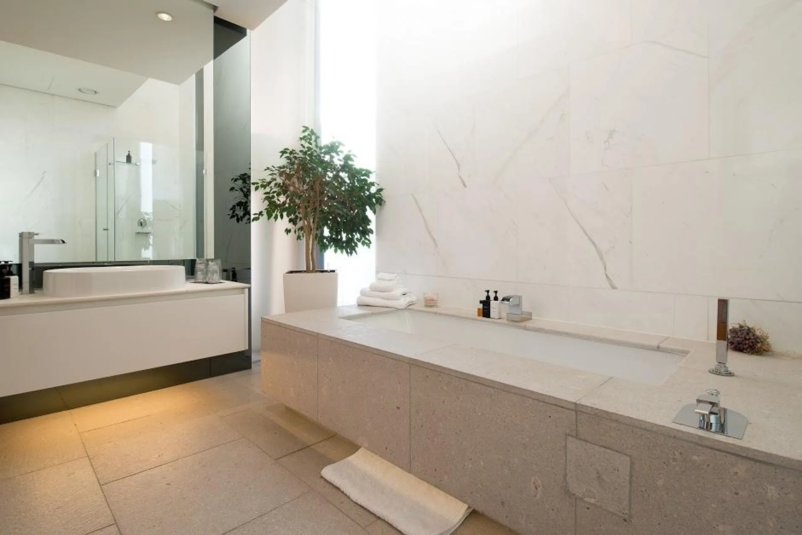 Modern Contemporary Estate with Infinity Pool and Panoramic Views — photograph 11