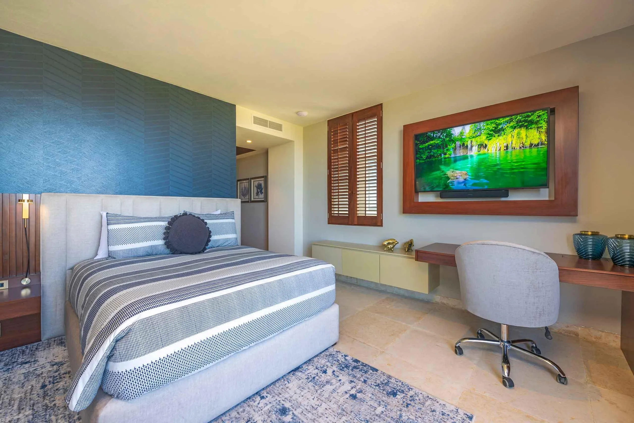Luxury Villa with Panoramic Ocean and Island Views — photograph 9