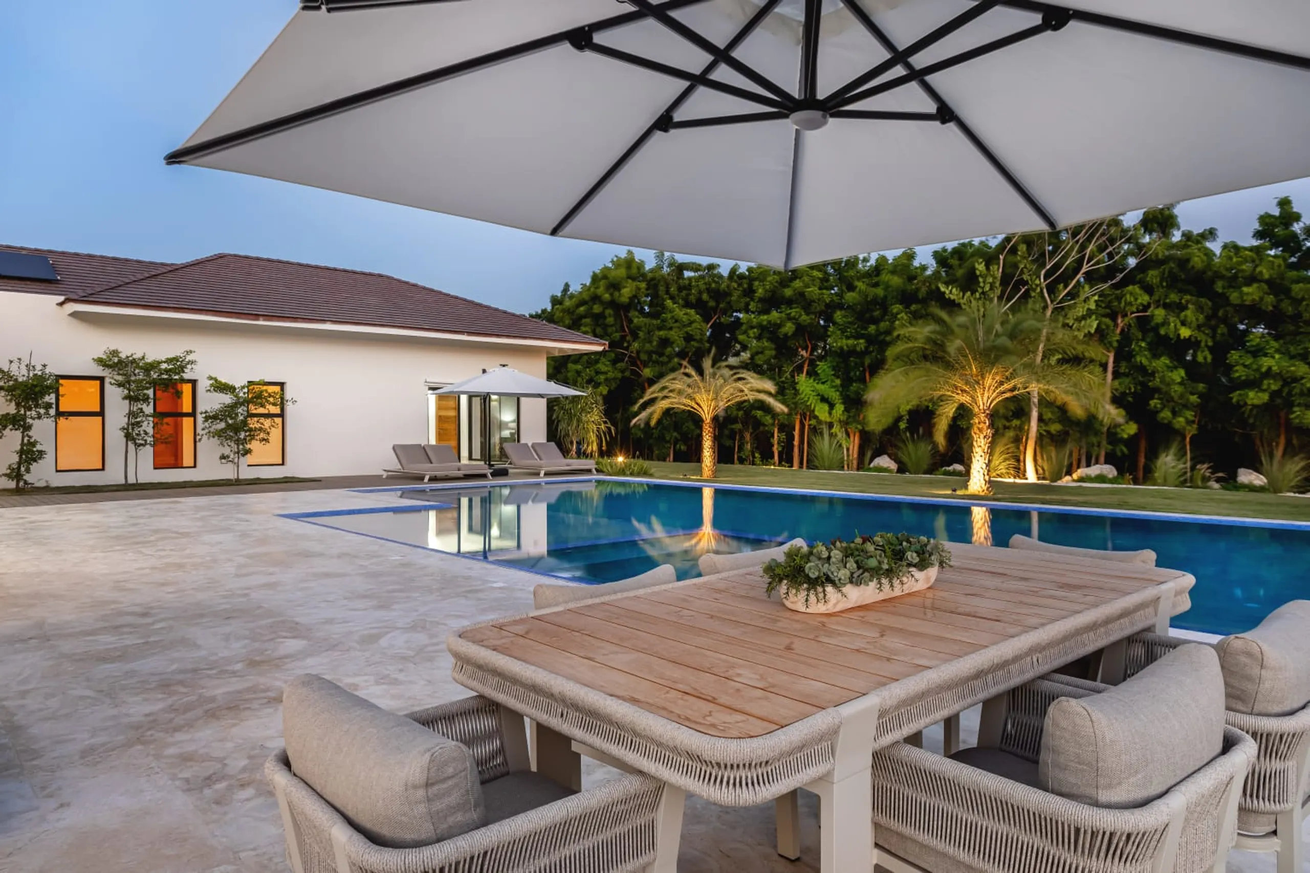 Elegant Tropical Villa with Sparkling Pool — photograph 4