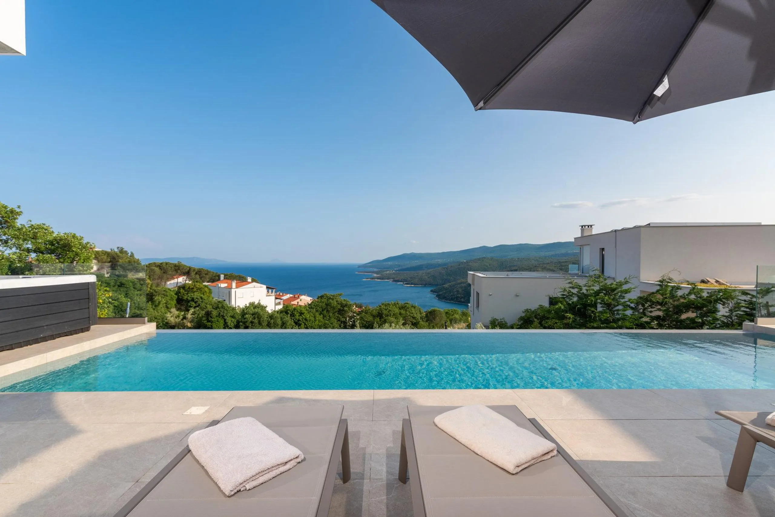 Majestic Elegant Villa with Pool and Panoramic View of the Sea — photograph 7