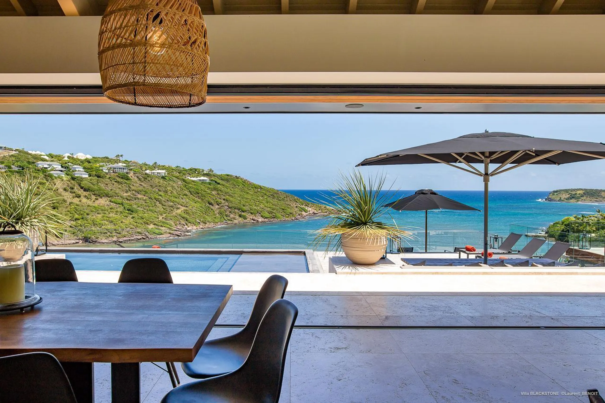 Magnificent Marigot Luxury Estate with Private Pool and Ocean View Dining — photograph 3