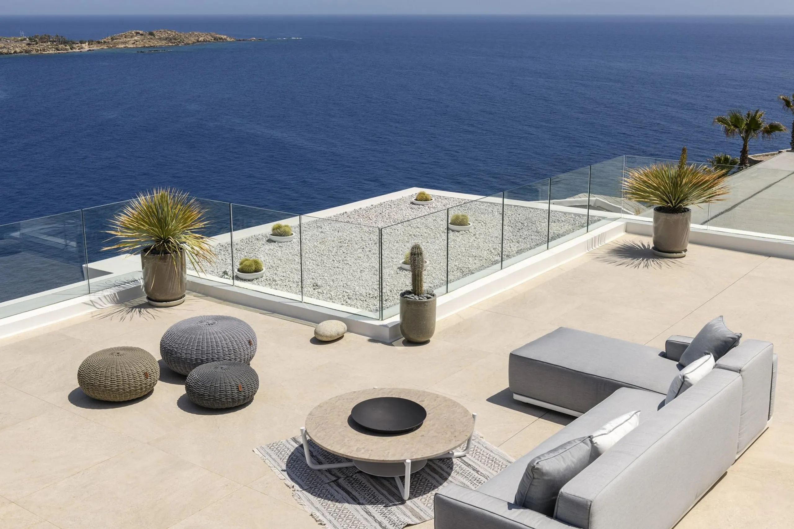 Majestic Mykonos Villa with Beautiful Pool and Sun Deck — photograph 10
