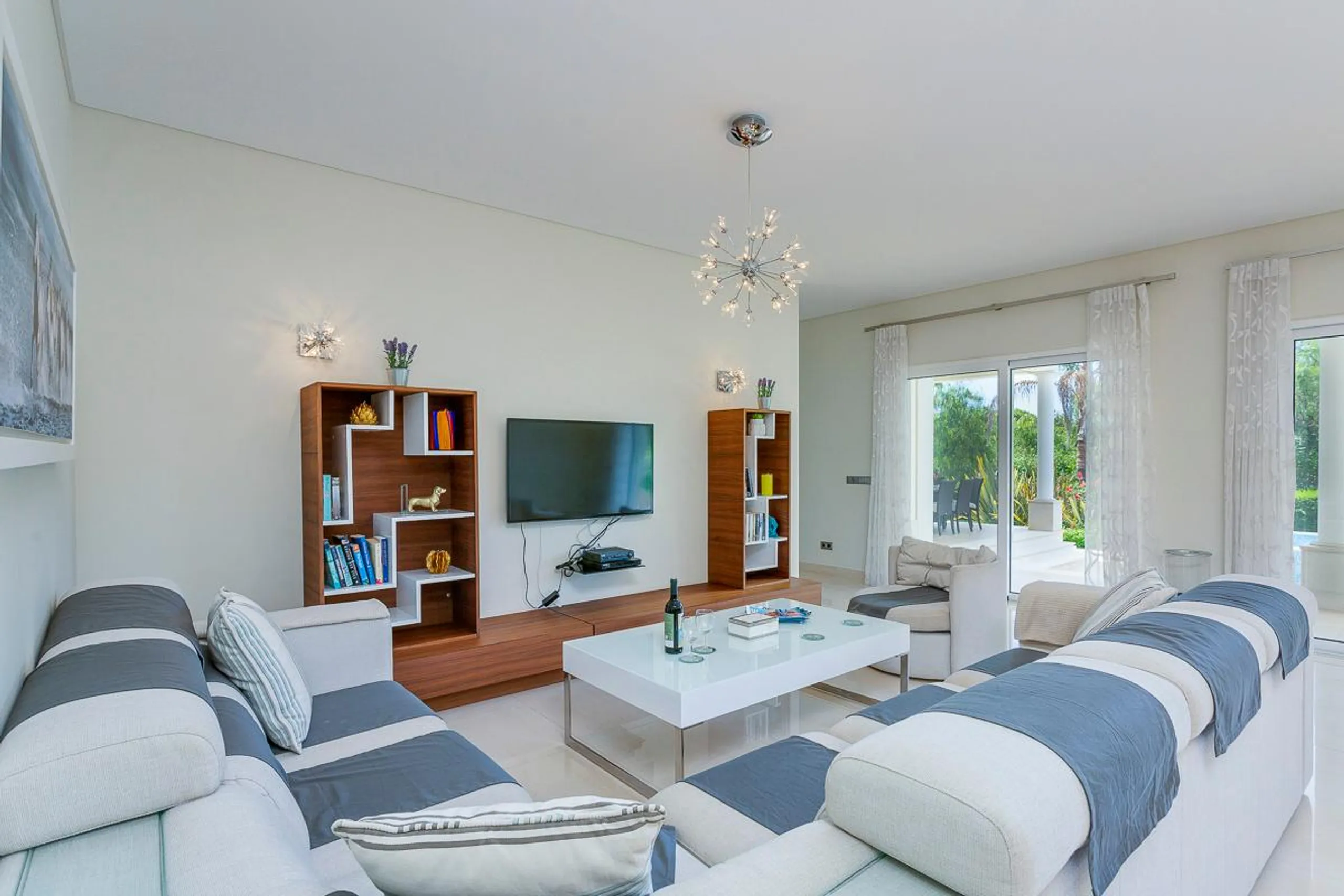 Spacious 6-Bedroom Villa with Private Pool and Golf Course Views — photograph 6