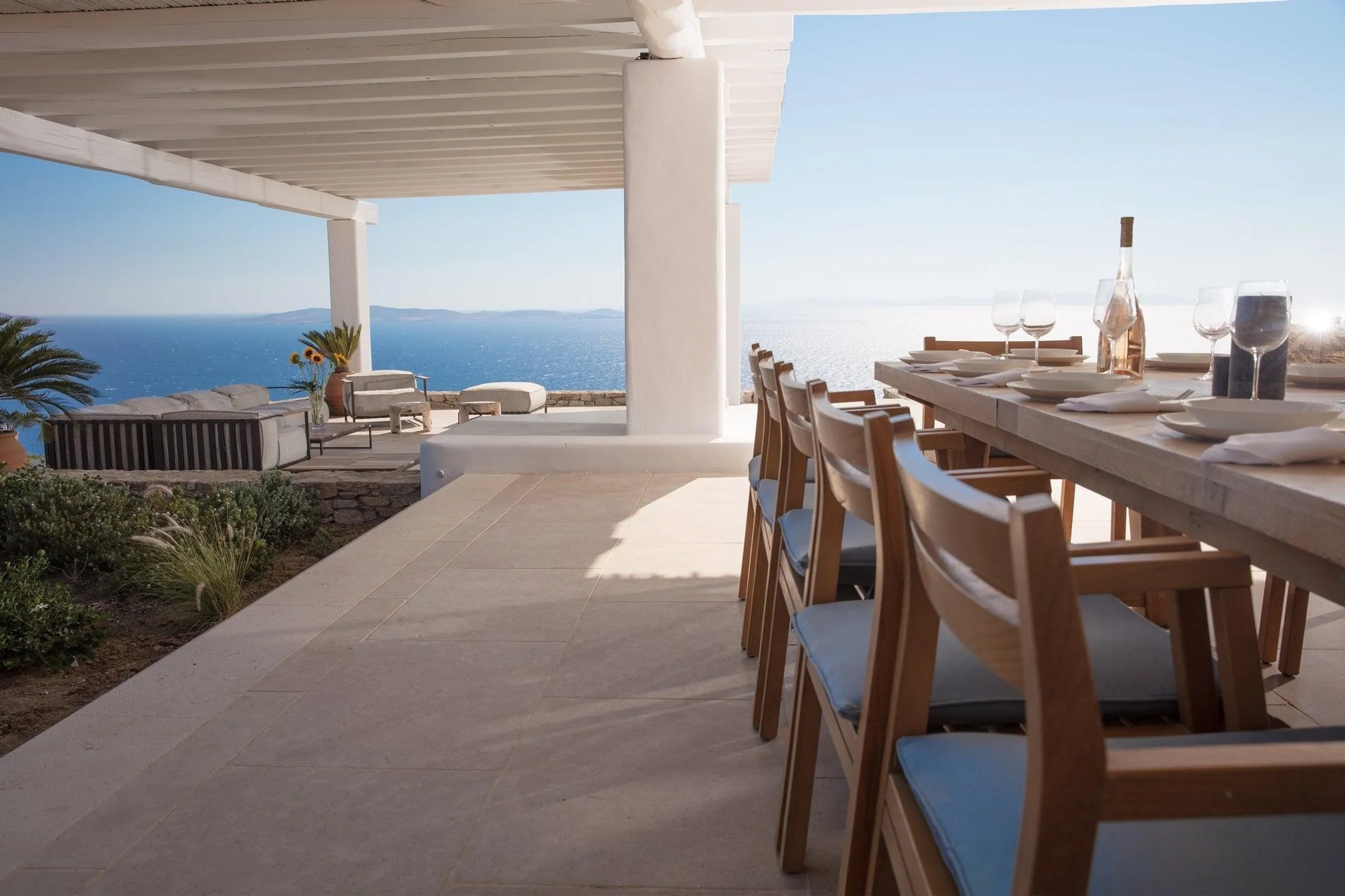 Rich Mykonos Villa with Crystalline Pool and Jacuzzi — photograph 8
