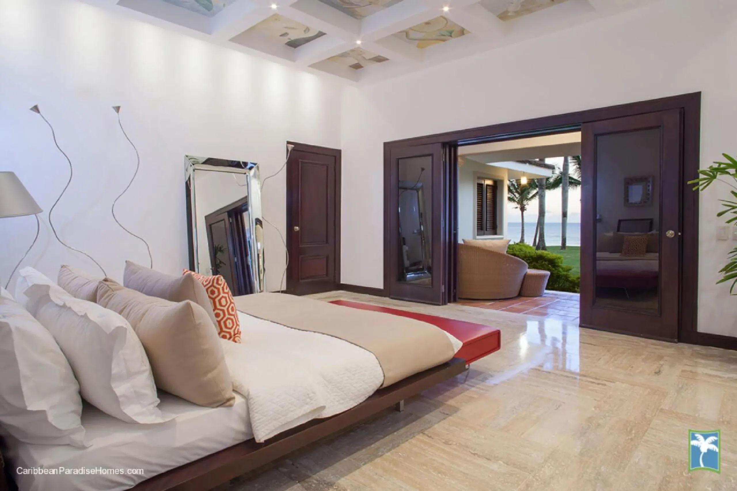 Majestic Oceanfront Villa with Private Pool and Fitness Room — photograph 12