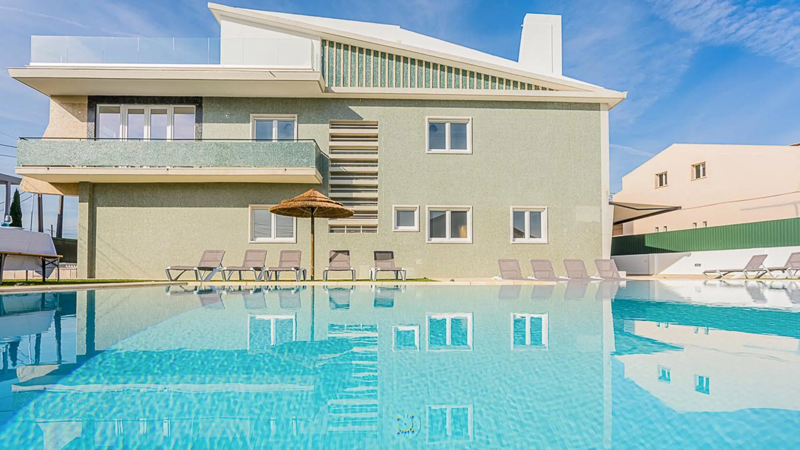 Impeccable 9 Bedroom Villa with Private Heated Pool and Beach Access, Charneca De Caparica